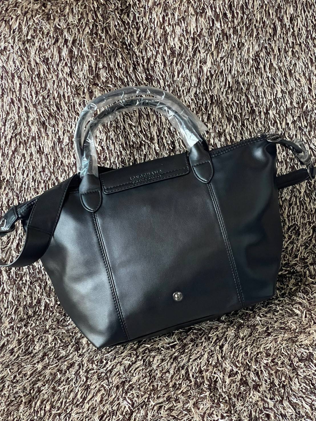 Longchamp Le Pliage Cuir Top handle bag S เรียกว่าเป็นกระเป๋าอีกหนึ่งรุ่นที่ไม่ว่ายังไงก็ฮอตฮิตและติดเทรนด์ตลอดไม่เคยเปลี่ยนกับ ทรง Le Pliage Cuir หนึ่งในตระกูลกระเป๋าสุดไอคอนิกจากแบรนด์