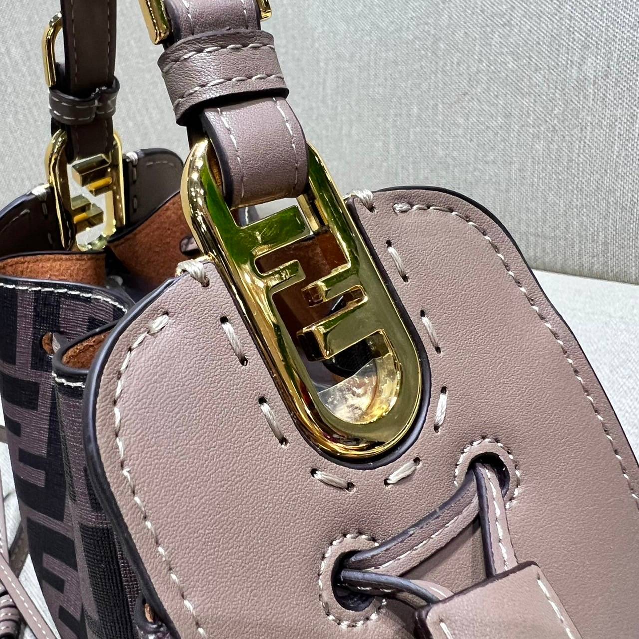 Fendi Pomodorino mini FF leather bag / FENDI FF mini bag รุ่นลิมิเต็ด หายาก ขนาดกำลังสวย ดีไซน์ทรงไม่ซ้ำใคร เก๋ๆตรงดีเทลรูดเก็บปากกระเป๋า วัสดุหนังแคนวาสเคลือบลาย มาพร้อมหูจับในตัว และสายครอสมีมาให้ ปรับได้เล็กน้อย ภายในโล่งกว้าง ใส่ของจำเป็นได้ครบ ใบจริง