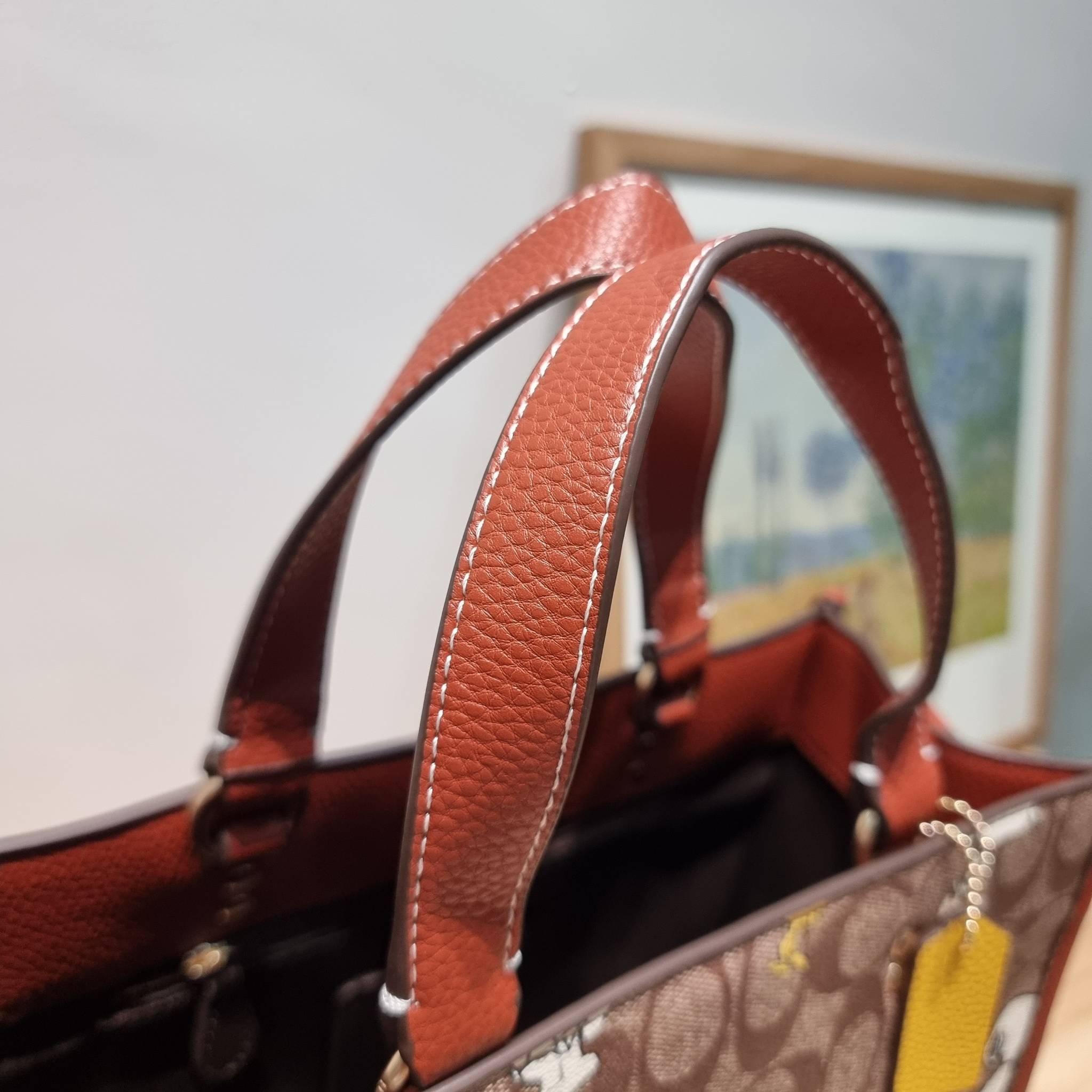 Coach X Peanuts Dempsey Carryall In Signature Canvas With Snoopy Woodstock Print CE862 คอลเลคชั่นใหม่ น่ารักเกินต้านไปมาก!! กับกระเป๋าทรงโท้ท ไซส์ใหญ่ ดีไซน์ลวดลายการ์ตูนยอดฮิต ที่ใครๆก็ต้องรู้จัก พิมพ์คมชัดลงบนหนังแคนวาส ตัดสลับด้วยหนัง pepble เพิ่มดีเทล