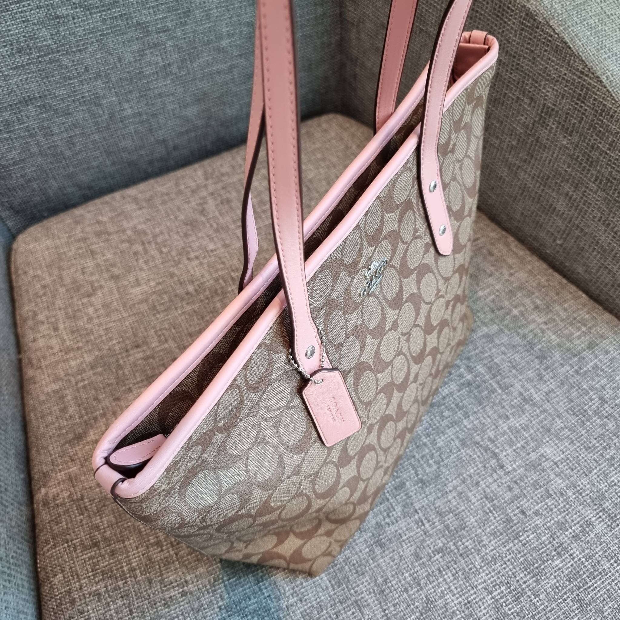 OUTLET 】COACH F58292 CITY ZIP TOTE IN SIGNATURE 16" รุ่นขายดี!! ไซส์ใหญ่ สีสวยมาให้แบบจัดเต็ม!! กระเป๋าถือทรงโท้ทใบใหญ่ สวยน่าใช้ทุกสี สะพายคล้องไหล่ได้เก๋ๆ จุของแน่นๆไปเลยจ้า!! วัสดุหนังแคนวาสคุณภาพ ปากกระเป๋าเปิด-ปิดด้วยซิป กันของหล่นได้ ถือไปไหนก็