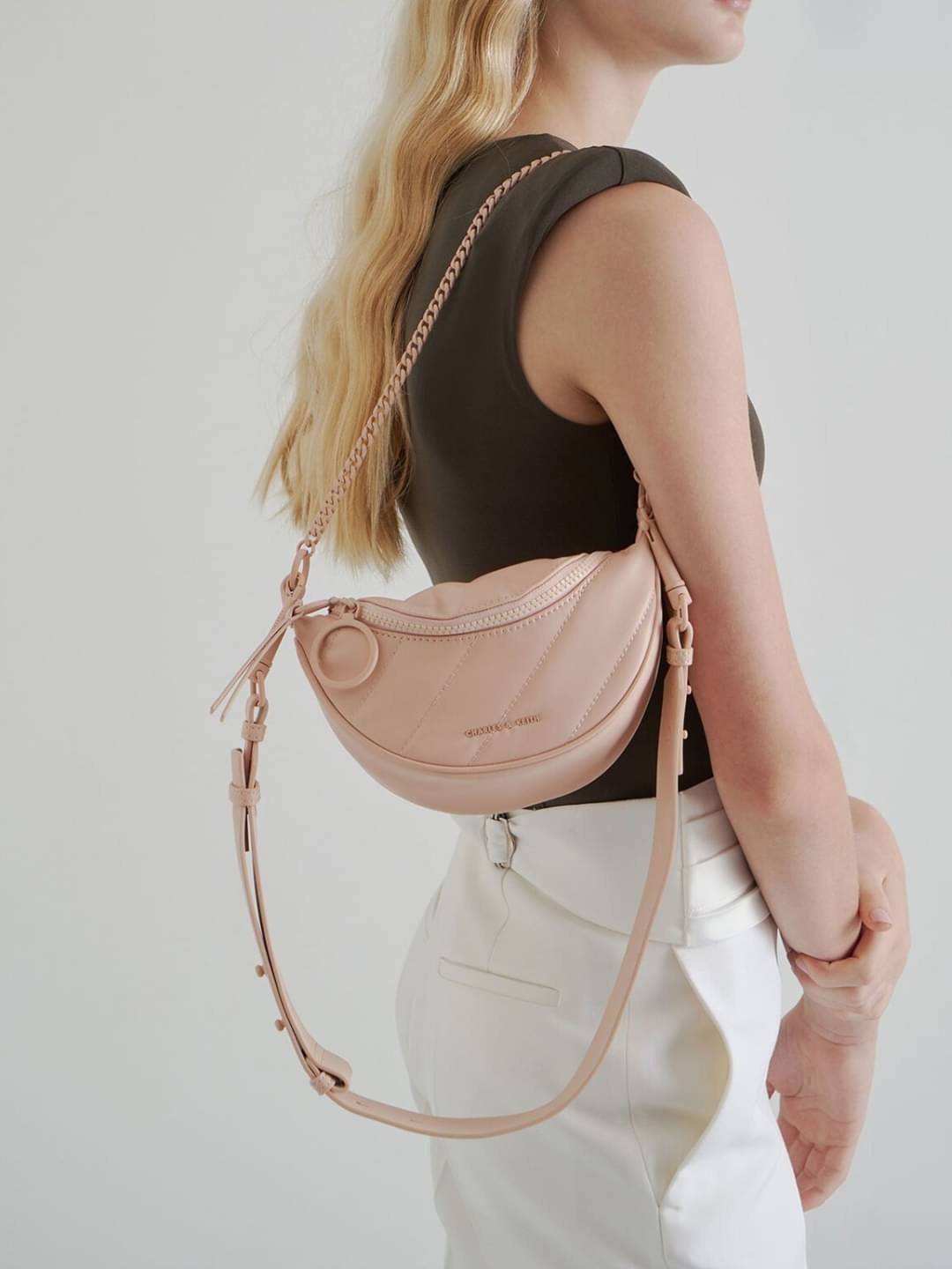 Charles & Keith Half Moon Crossbody Bag กระเป๋าคาดอก/ถือ/สะพาย สวยครบจบได้ในใบเดียว ใช้งานได้หลากหลาย เก๋มากๆ ด้านหน้าปั๊มโลโก้แบรนด์ เปิดปิดแบบซิปคู่ ด้านในจุของได้พอสมควรเลย มีช่องใส่การ์ด 3 ช่อง สามารถใส่ IPhone pro max /ของจุกจิกได้อีก รุ่นนี้จะมีสายส