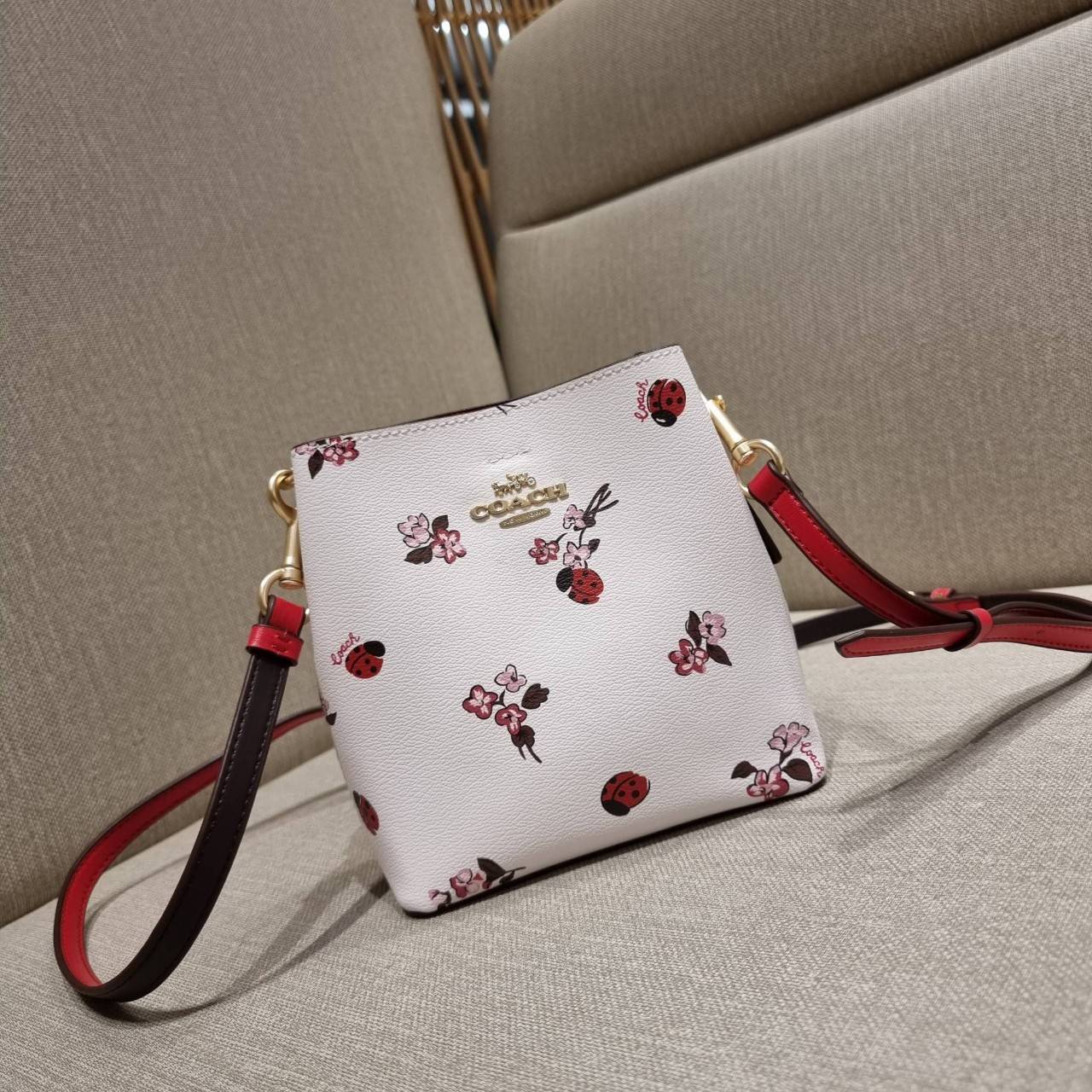 COACH MINI TOWN BUCKET BAG IN SIGNATURE CANVAS WITH VINTAGE MINI ROSE PRINT ((7270 7268 7267)) คอลเลคชั่นใหม่ล่าสุด!! น้องสาวคนสวยมาแล้วจ้า สดใสต้อนรับเทศกาลคริสต์มาส 🎅🎄 กระเป๋าบัคเก็ต ไซส์มินิ ใบจริงน่ารักม้าก!! น่าใช้แบบที่สุด วัสดุหนังแ