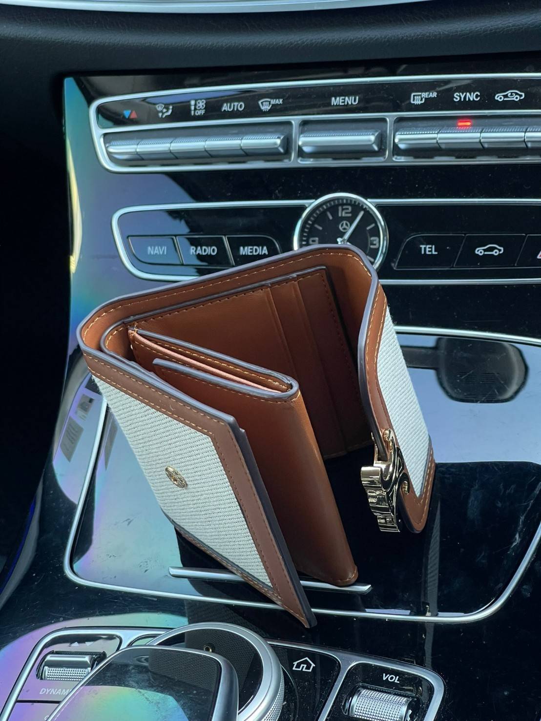 CELINE SMALL TRIOMPHE WALLET IN TRIOMPHE CANVAS กระเป๋าสตางค์ผู้หญิงทรงสั้นดีไซน์สวยงามหรูหรา ออกแบบให้เป็นทรงพับ เปิด-ปิดด้วยกระดุมที่สามารถปรับขยายขนาดกระเป๋าได้เมื่อใส่ของเยอะ ภายในแบ่งเป็น 3 พับ มีฟังก์ชั่นการใช้งานที่ครบครัน คือ ช่องใส่ธนบัตร ช่องใส่