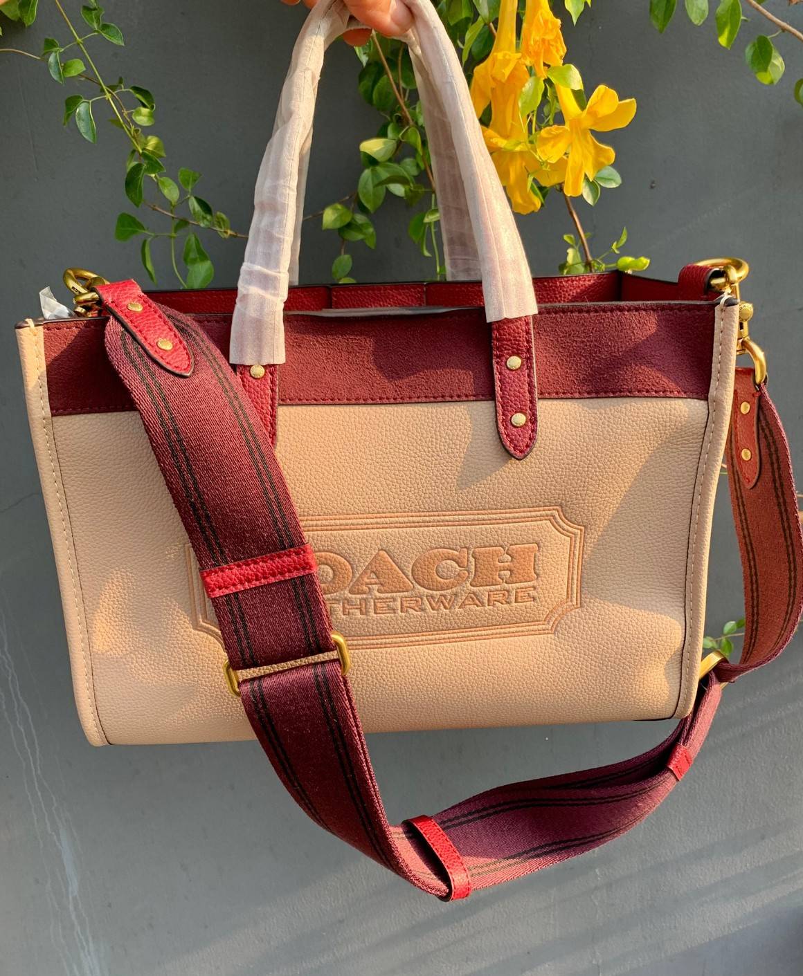 COACH FIELD TOTE IN COLORBLOCK WITH COACH BADGE ((C6035)) 📌พร้อมส่ง ยังไม่มีในไทยแน่นอนนจ้าา😘 กระเป๋าทรง Tote ที่สาวๆต้องมีติดตัวสักใบ! รุ่นนี้ใช้หนังแท้อย่างดี หนังนิ่ม สวยมากๆค่ะ หลงรักแน่นอน