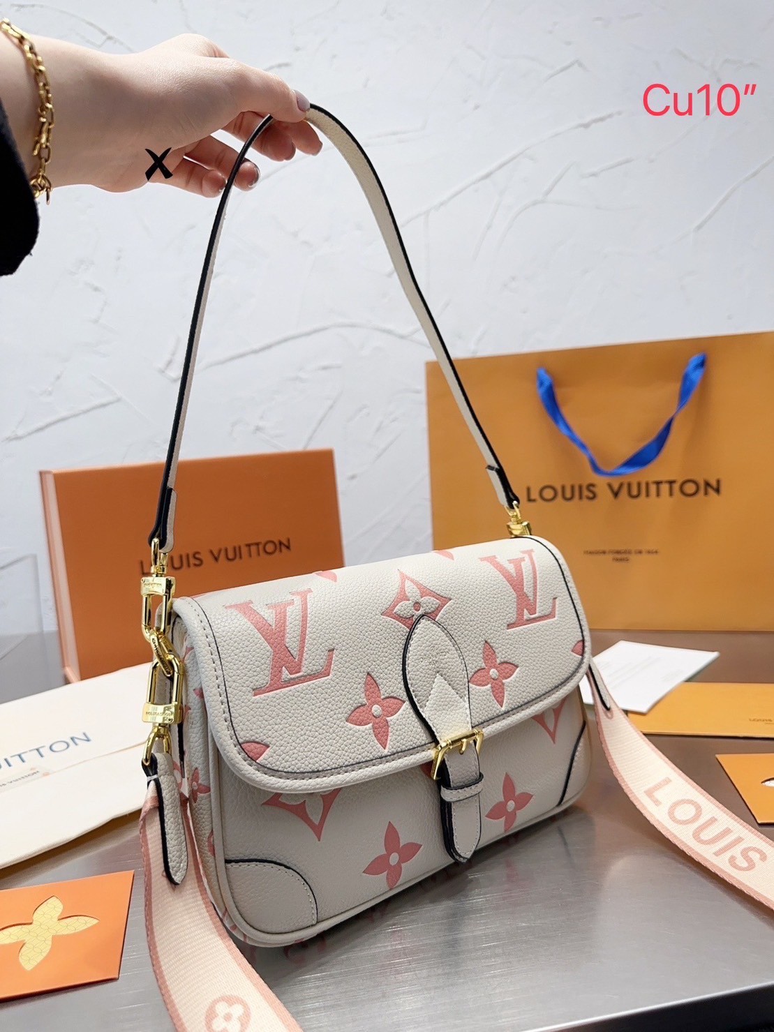 LV DIANE Monogram Canvas - Handbags ดีไซน์น่ารักน่าใช้มากๆ มีสายมาให้ถึง 2 แบบ สายหนังคล้องไหล่ได้ และสายสปอร์ตครอสบอดี้ได้ ปรับเปลี่ยนใช้ตามลุคแต่ละวันได้เลย