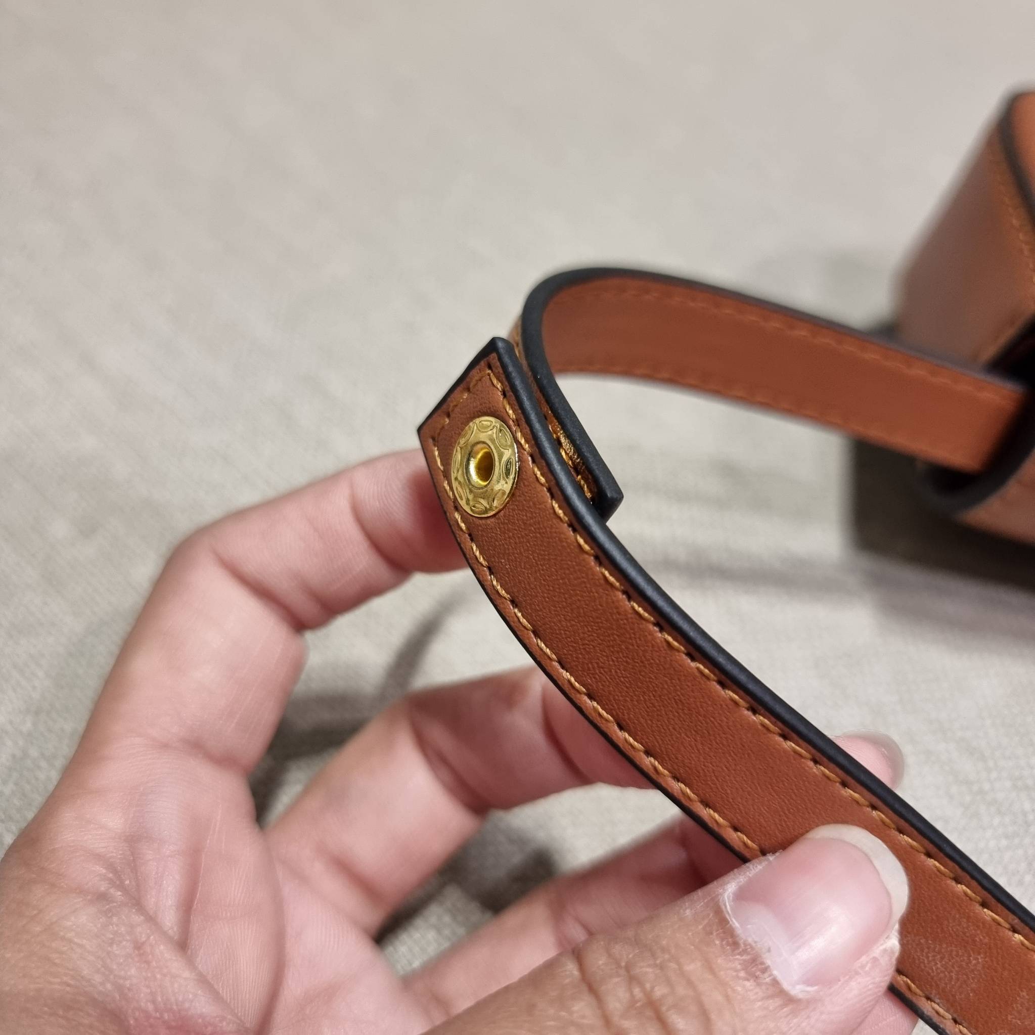 CELINE TRIOMPHE MINI BAG แรร์ไอเท็ม สีลิมิเต็ดในไซส์มินิ กับกระเป๋าสะพายที่เล็กแต่ปังมาก!! ดีเทลเรียบแต่หรู วัสดุหนังแท้ สีคลาสสิค เปิด-ปิดด้วยกระดุมแน่นหนา ภายในเป็นช่องโล่ง สายสะพายถอดได้ ปรับได้ตามชอบ ใบนี้สามารถใส่บัตร ใส่ธนบัตรได้ พกเป็นกระเป๋าสตางค์