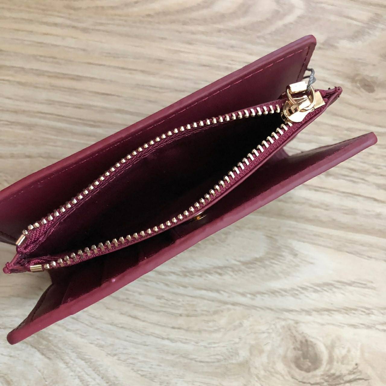 Charles & Keith Classic Snap-Button Wallet กระเป๋าสตางค์ใบสั้นพับ 2 ตอน ด้านหน้ามีโลโก้แบรนด์ เปิด - ปิดด้วยกระดุม ภายในมีช่องใส่ธนบัตร ช่องใส่บัตร และช่องซิปใส่เหรียญ