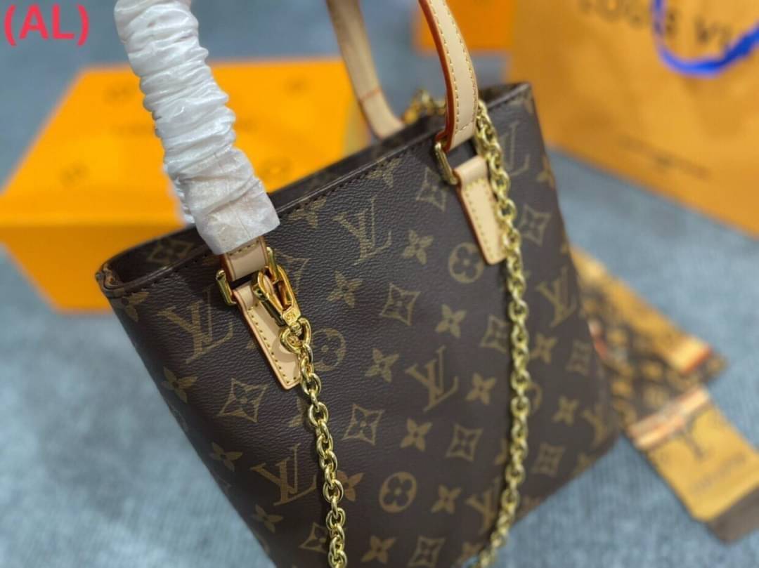 LV VAVIN PM MONOGRAM CANVAS TOTE BAG กระเป๋าถือ พร้อมสายสะพายข้างแบบโซ่ crossbody ลายโมโนแกรมสีน้ำตาล งานปั้มแบรนด์คมชัด ทรงตั้งสวย อยู่ทรง ถือไปไหนก็ดูดี สวยหรู อีกแล้วค่าา