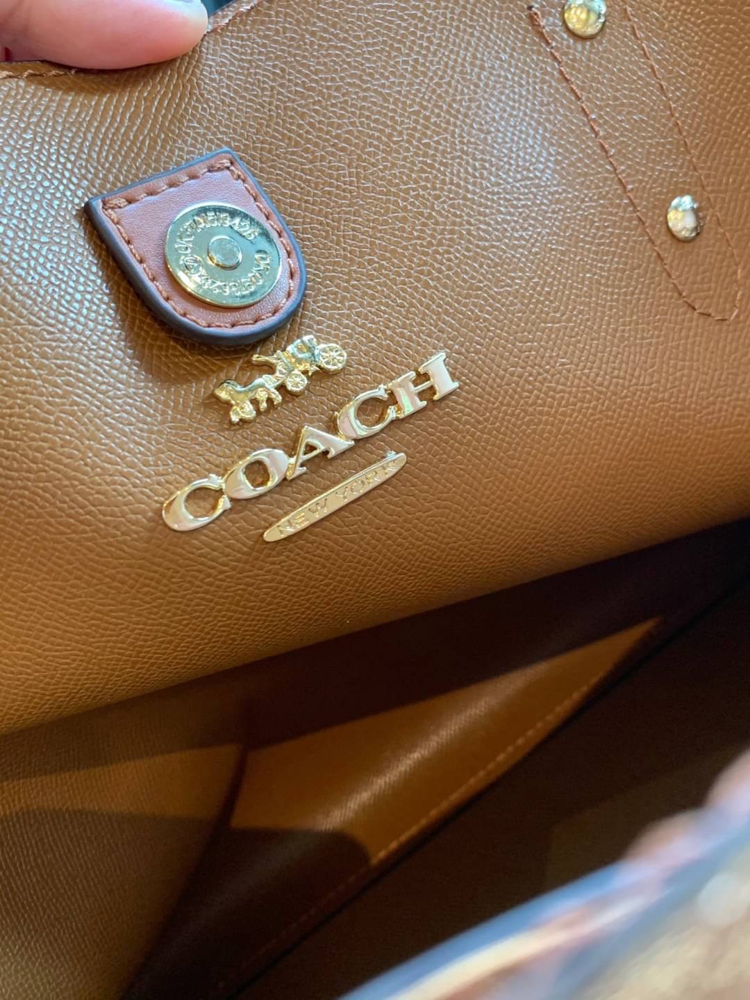 COACH TOWN TOTE SIGNATURE BAG((76636)) พร้อมส่งอีกครั้ง! กระเป๋าใบใหญ่หนังแท้ สวยงามค่ะ ป้ายอะไหล่แบรนด์แบบโลหะสีทองสวยหรูมากๆ เปิดปิดกระเป๋าแบบกระดุมแม่เหล็ก ใช้งานง่าย ภายในกว้างมากๆค่ะบอกเลย สาวๆที่สัมภาระเยอะหายห่วงค่ะ พร้อมช่องกระเป๋าซิปให้ใส่มือถือห