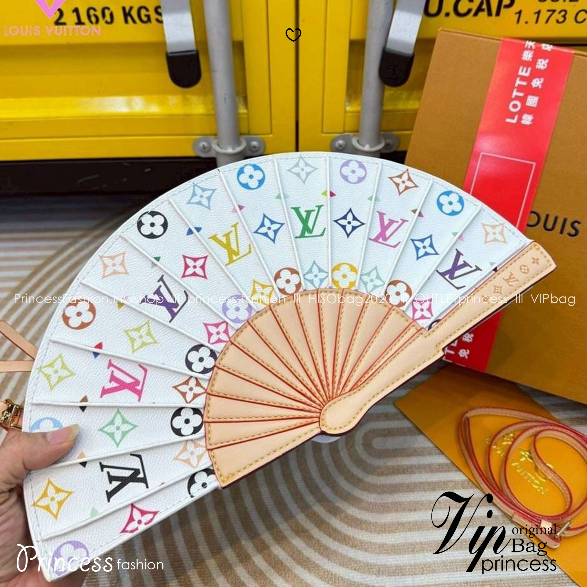 LV Fan Clutch Bag Monogram Flower กระเป๋าทรงคลัชรูปทรงคล้ายพัดพับได้ ดีไซน์น่ารักสดใส ใหม่ล่าสุด โดดเด่นไม่เหมือนใคร