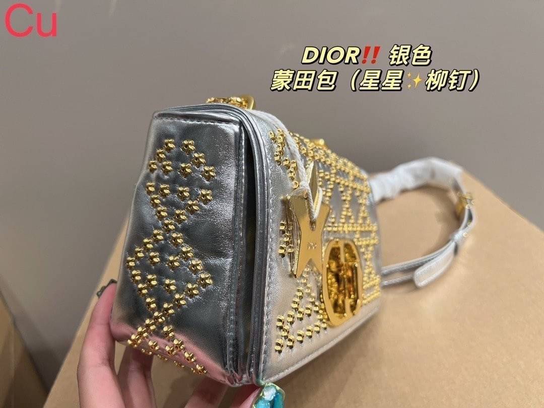 DIOR CARO BAG 8" กระเป๋าสะพายข้างทรงสวยรุ่นพิเศษ ปักหมุดสีทองเต็มใบ หรูหราอร่ามทั่วทั้งใบ ดีไซน์ย้อนยุค เป็นเอกลักษณ์และคลาสสิค หรูหรา ใช้งานง่าย ในราคาสุดคุ้ม จัดเลย!!