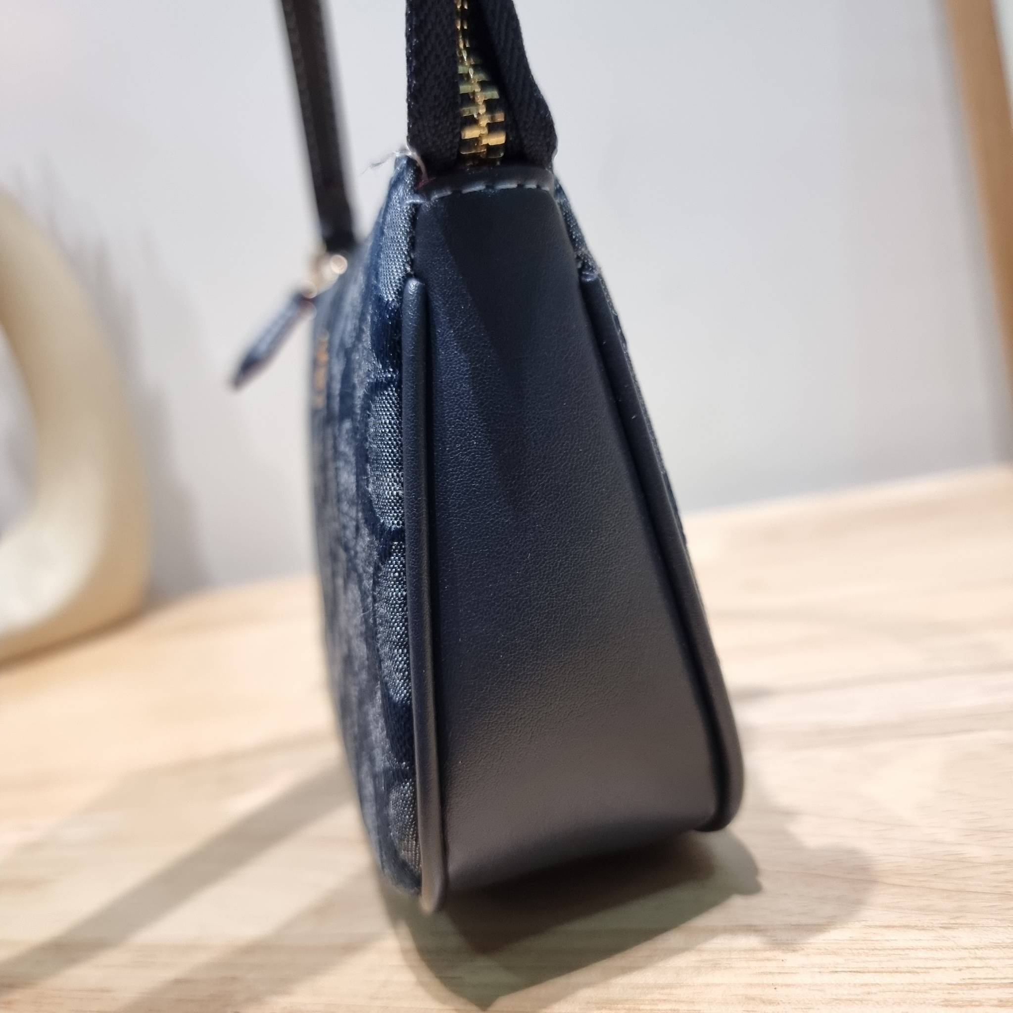 COACH Nolita 15 In Signature Chambray C8665 พร้อมส่ง คอลเลคชั่นใหม่ น่ารักน่าใช้ ในสไตล์คลาสสิค กระเป๋าทรงพอชขนาดมินิ สาวๆเห็นใบจริง ยังไงก็ต้องหลงรักไอเท็มนี้แน่นอนจ้า