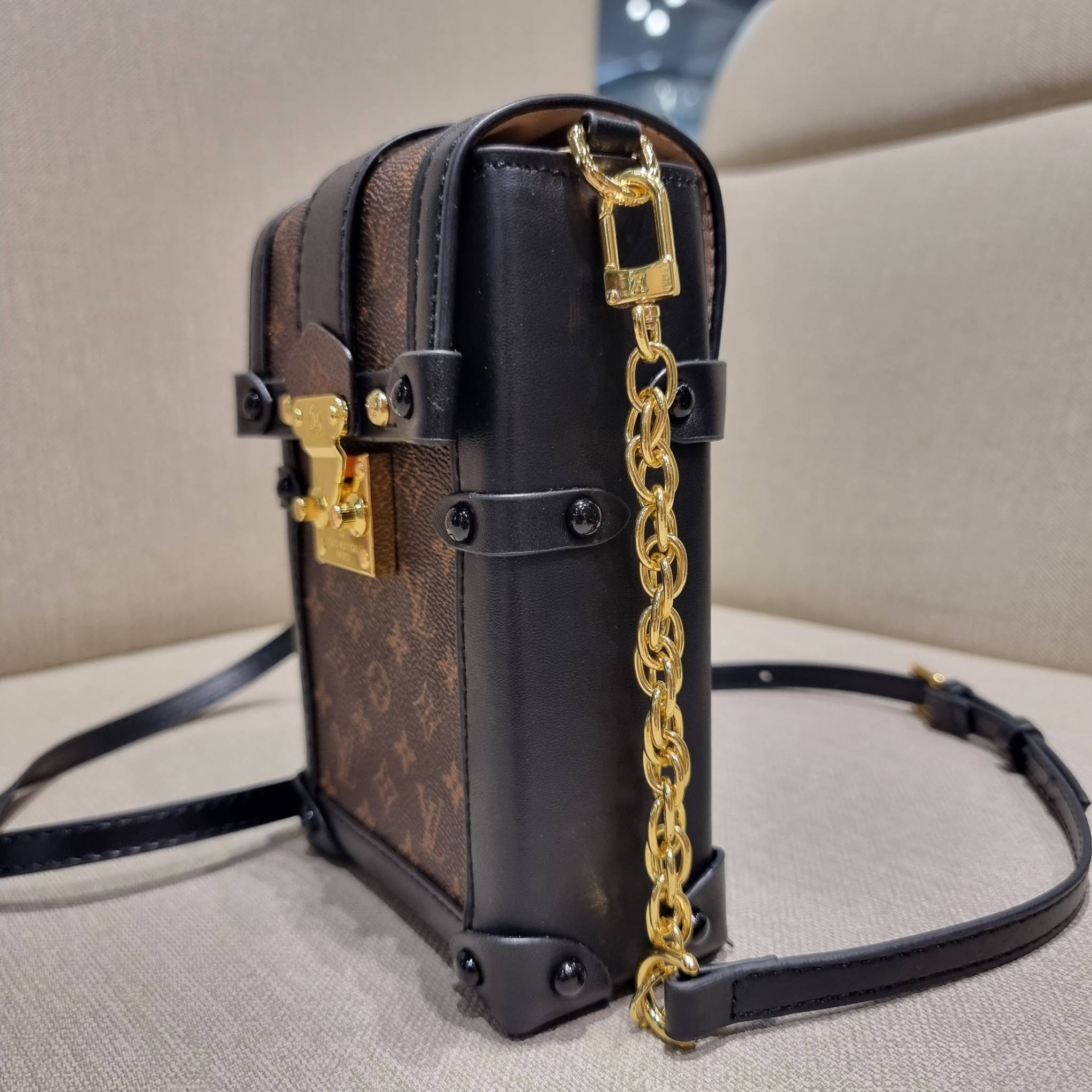 VIP 🥂 LV VERTICAL TRUNK POCHETTE ฮิตไอเท็มที่ใครๆก็อยากครอบครอง กระเป๋าทรงทรังค์ ยูนิเซ็กส์ที่ใช้ได้ทั้งชายและหญิง ด้วยดีไซน์คลาสสิคแฝงดีเทลความเป็นผู้ดี ทำให้ใบนี้ดูโดดเด่นและเป็นเอกลักษณ์ วัสดุหนังแคนวาสสลับหนังแท้ เปิด-ปิดด้วยอะไหล่แบบกดล็อค แน