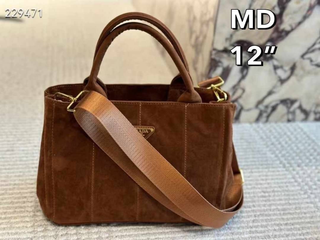PRADA Suede Tote Bag กระเป๋าทรงโท้ทงานหนังกลับ สวยเด่นเป็นเอกลักษณ์มาก ดีไซน์เรียบแต่มากมีอยู่จริง สวยดูแพง ที่ไม่มีตอนนี้คือพลาด