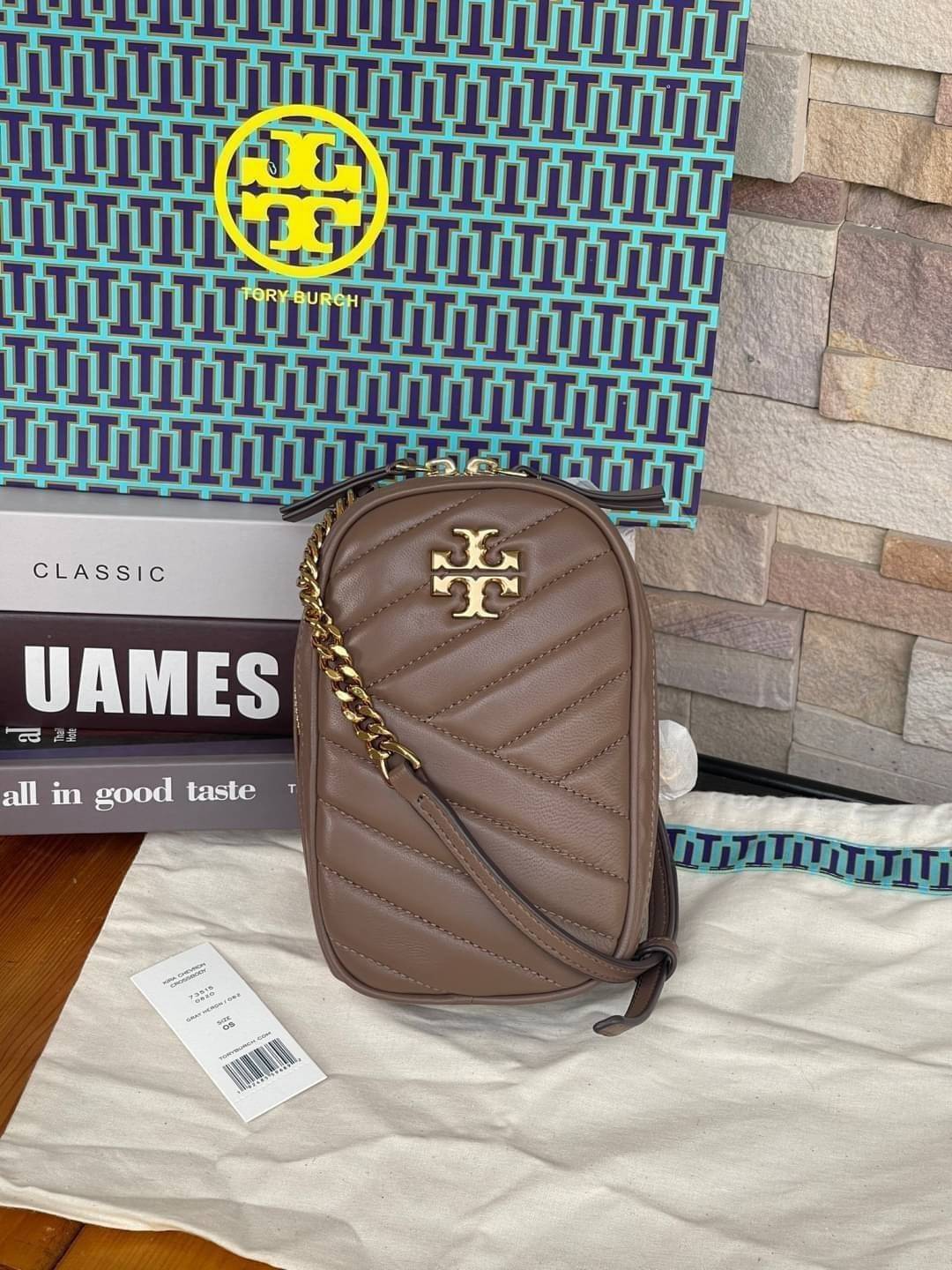 OUTTLET 】Tory burch kira chevron n/s crossbody bag กระเป๋าสำหรับใส่มือถือหรือของจุกจิกต่างๆ ได้กลายมาเป็นแฟชั่นสุดร้อนแรงแห่งปี คอลเลคชั่นนี้ออกมาเพื่อเอาใจสาวๆโดยเฉพาะ สีสันสุภาพเพื่อให้แมทช์กับสีสันของเสื้อผ้า ได้ง่าย ภายในยังสามารถแบ่งสันปันส่วนไว้สำหร