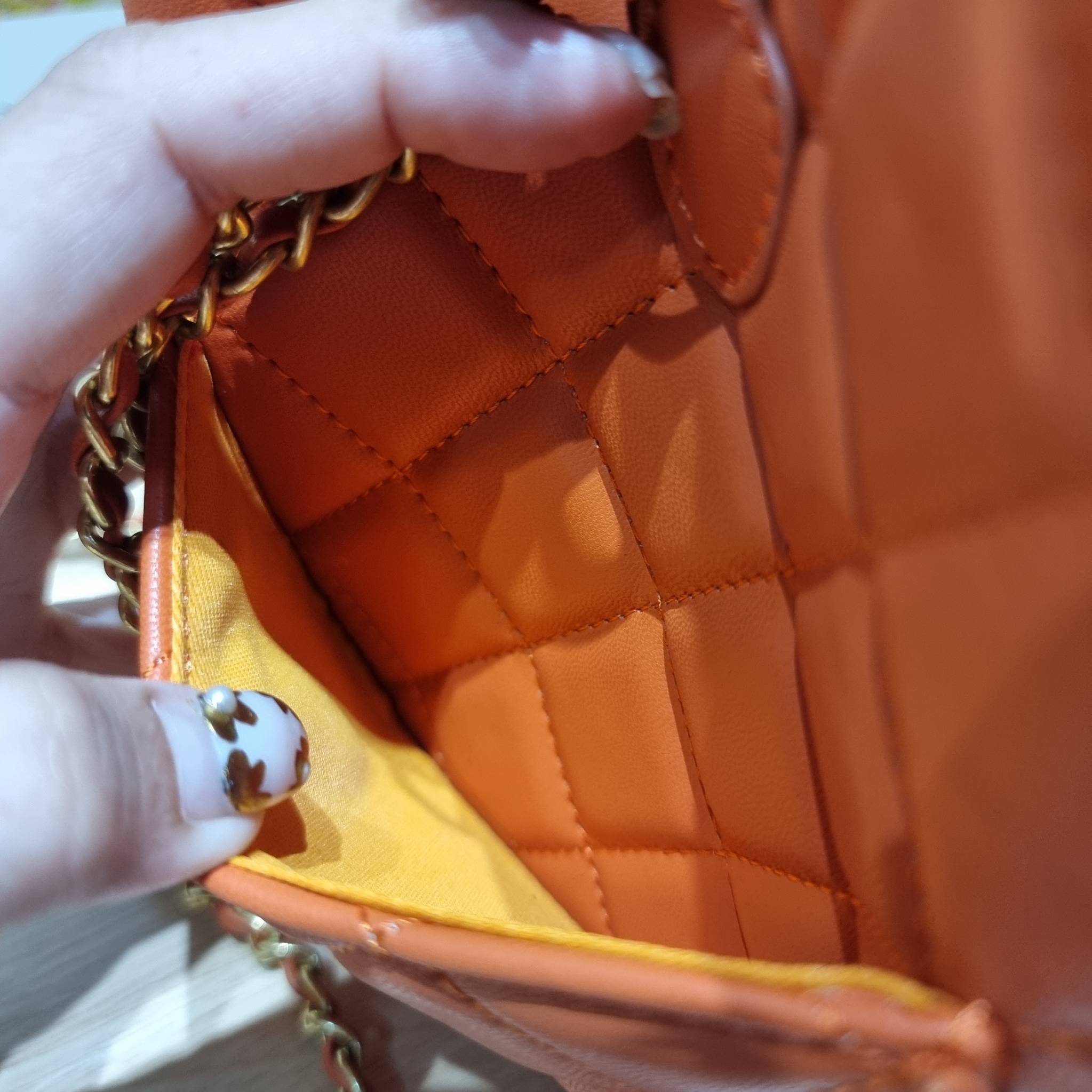 Chanel small backpack กระเป๋าสะพายหลังใบเล็ก โลหะสีทอง ดีไซน์ 2023 น้องน่ารักตะโกนม้าก!! กับกระเป๋าทรงเป้ ขนาดน่ารักน่าใช้ ดีเทลดีงาม มีใบลูกติดในตัวกระเป๋า สะดวกใช้สุดๆ