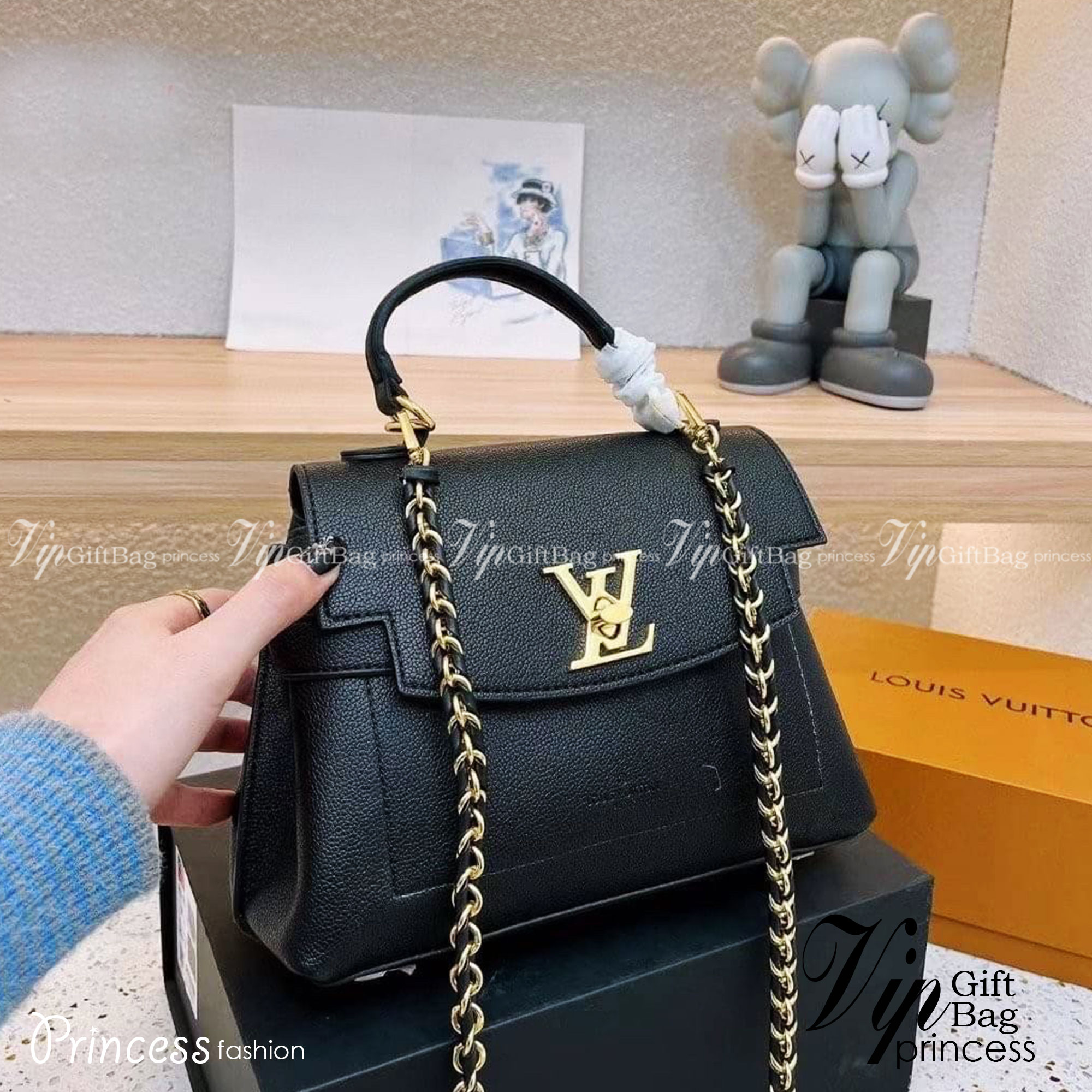 LV Cluny Monogram กระเป๋าสะพายหนังลายโมโนแกรมเปิดหน้า เป็นอีกทรงที่ขายดีมากเพราะใช้งานง่ายใช้ได้อเนกประสงค์ ด้านในกว้าง งานใช้สลับขึ้นแบบจากงานจริงเป๊ะเที่ยบเท่า แรร์ไอเท็มที่สาวๆต้องมี! มีหูจับในตัวและสายครอสบอดี้มาให้ ใช้งานง่าย เหมาะกับทุกสไตล์การแต่งต