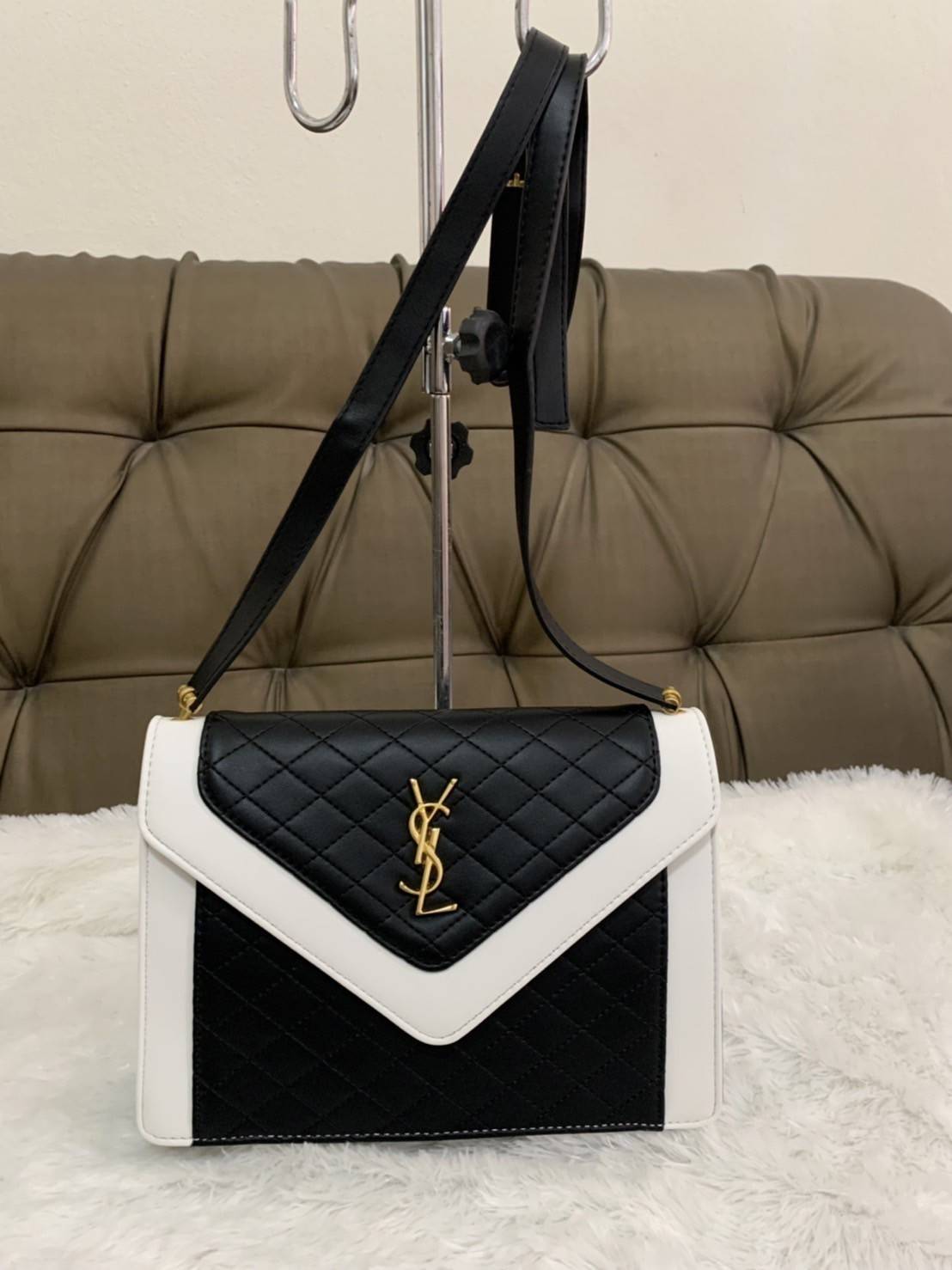 VIP SAINT LAURENT GABY SATCHEL BLACK / YSL GABY กระเป๋าสะพายดีไซน์เกร๋ รูปทรงแบบซองจดหมาย หนังลายตาราง น้องใหม่จากSaint Laurent Gaby Satchel วัสุดหนังลูกแกะแบบควิลท์ (หนังแกะสังเคราะห์) งานสไตล์วินเทจ แต่งขอบสีขาวตัดกับสีดำ ด้านหลังมีช่องสำหรับใส่ของได้ โ
