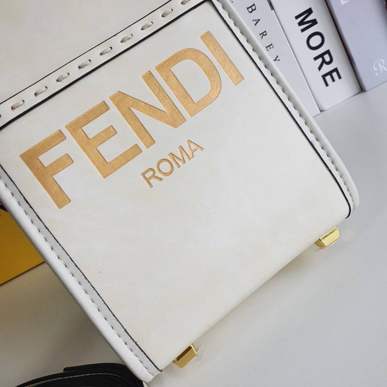 สวยหรูมาก กับ FENDI MINI SUNSHINE SHOPPER วัสดุหนังแท้ทั้งใบ ปั้มชื่อแบรนด์ด้านหน้า ที่จับเซรามิคสีสวยมีสลักแบรนด์ *ทรงมินิน่ารัก ด้านในเป็นช่องโล่งกว้าง สามารถใส่ กระเป๋าสตางค์สั้น มือถือได้ทุกรุ่น มาพร้อมสายสะพาย ถอดปรับได้ อะไหล่ปั้มแบรนด์สีทอง ปั้มโลโ