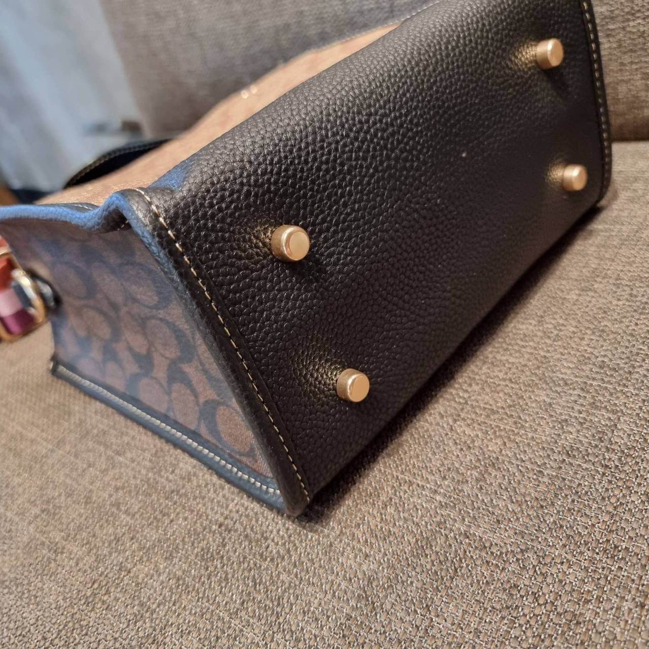 COACH C6918 DEMPSEY TOTE 22 IN SIGNATURE CANVAS WITH DISCO PATCHES คอลเลคชั่นคลาสสิค ที่มาพร้อมดีเทลใหม่ กระเป๋าทรงโท้ท ขนาดน่ารักน่าใช้มากๆ สาวๆถูกอกถูกใจกันนับไม่ถ้วน!! รอบนี้เพิ่มลูกเล่นที่สายสะพาย ดีไซน์กึ่งสปอร์ต ทำให้ใช้งานได้ไม่มีเบื่อ ฟังก์ชั่นการ