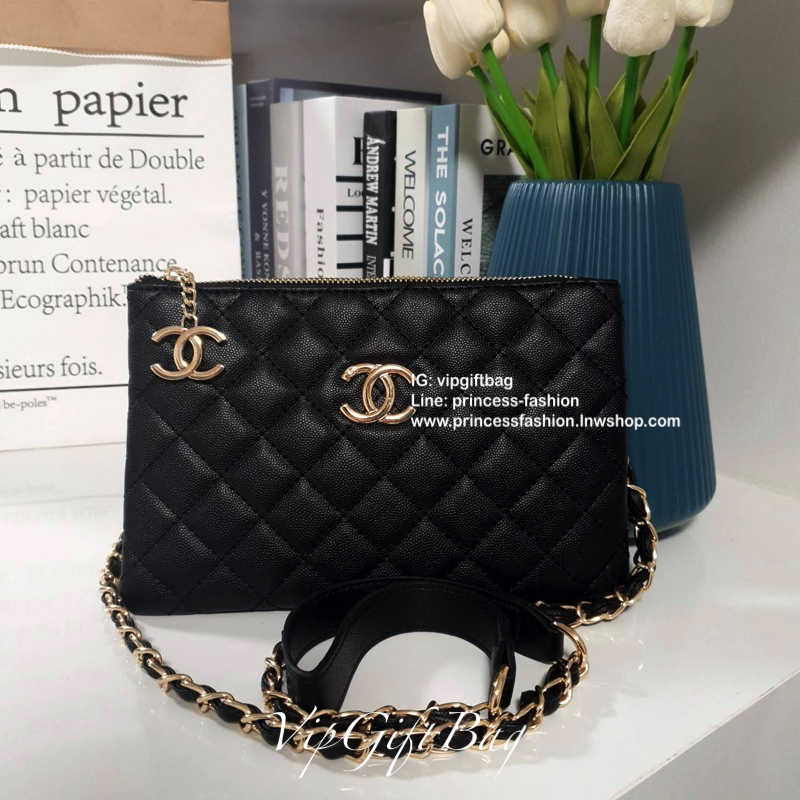กระเป๋าคลัทช์&ครอสบอดี้ **ทรงหรู จากงาน CHANEL VIP GIFT(GIFT WITH PURCHASE) จากเคาเตอร์ต่างประเทศ จากแบรนด์ CHANEL ลายหนัง CAVIER ของแท้ 100% ด้านหน้าประดับโลโก้แบรนด์สีทอง เปิดปิดด้วยซิป อะไหล่ทอง ด้านในปั้ม MADE IN ITALY ด้านหนึ่งเป็นช่องซิปใส่โทรศัพท์ไ