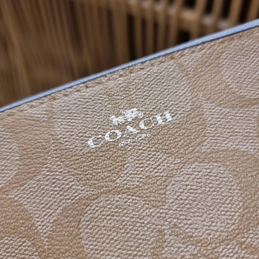 COACH F54057 DOUBLE ZIP WALLET IN SIGNATURE กระเป๋าคล้องมือ size L ใบนี้ใส่มือถือได้ทุกรุ่น ขนาดกำลังดี พกพาสะดวกมากๆ วัสดุหนังสังเคราะห์ ภายในเป็นผ้าสีสวยคม ใส่ธนบัตร ใส่บัตรได้เยอะ ใส่มือถือได้สบายๆทุกรุ่น ตอบโจทย์สาวๆที่ไม่ชอบพกเยอะวุ่นวายจ้า ใบนี้เอาอ