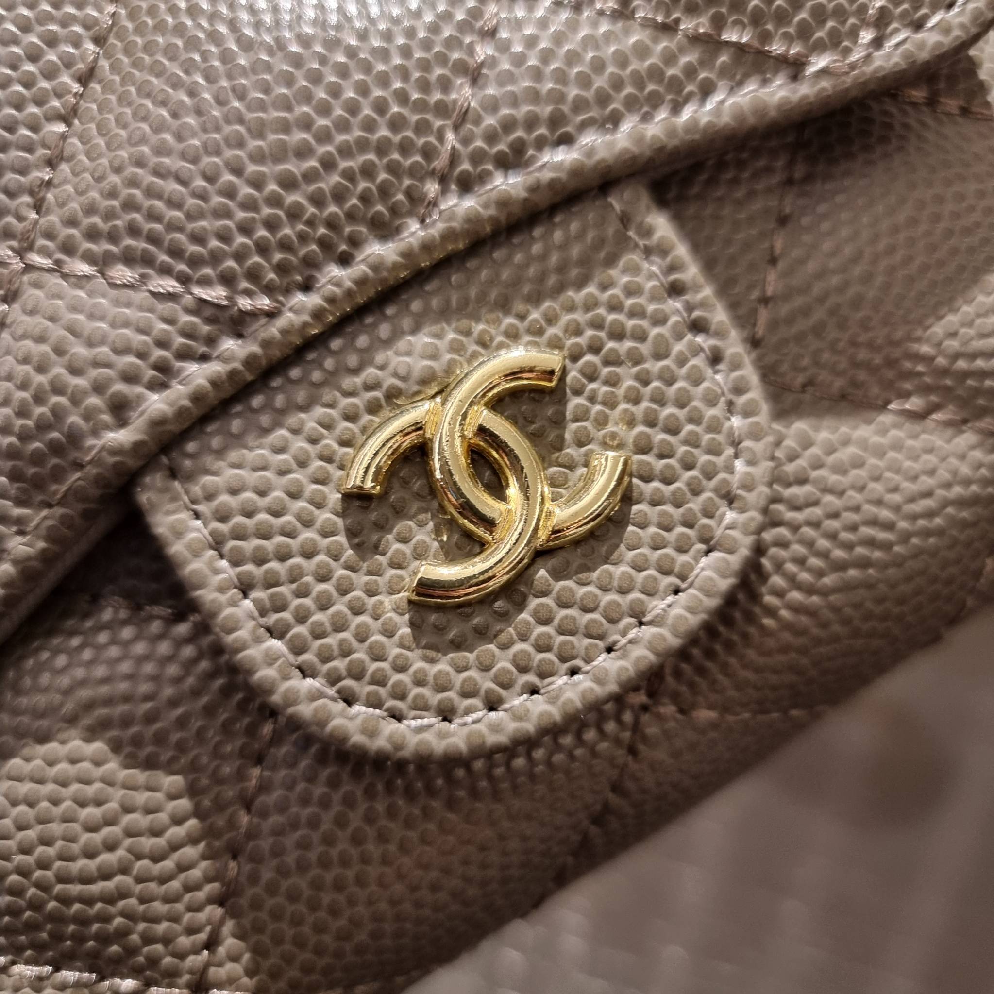 VIP 】มาแล้วจ้า!! รุ่นแนะนำ!! ฮิตติดใจสาวๆ!! กระเป๋าสตางค์ใบสั้นรุ่นฝาพับ จาก Chanel premium for gift เรียบหรู ดูไฮน์ วัสดุหนังสังเคราะห์ลายคาร์เวีย ด้านในเป็นหนังซาฟเฟียโน่ เปิด-ปิดด้วยกระดุมแม่เหล็ก ภายในกระเป๋ามีช่องใส่บัตร ใส่ธนบัตรได้ ดีไซน์เรียบหรูตา