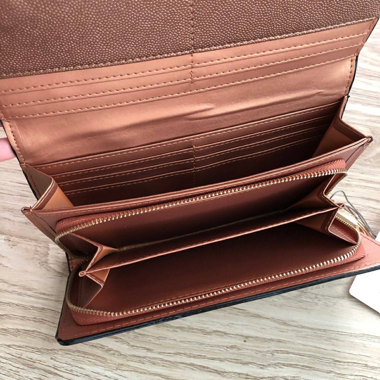 Charles & Keith Basic Long Wallet กระเป๋าสตางค์ใบยาว ตกแต่งด้วยพู่ เปิด – ปิดกระเป๋าด้วยเเม่เหล็กแบบซ่อน ภายในมีช่องใส่บัตร ช่องซิปใส่เหรียญ และช่องใส่ธนบัตร ใส่ iPhone Plus ได้ค่ะ ด้านหลังมีช่อง 1 ช่อง
