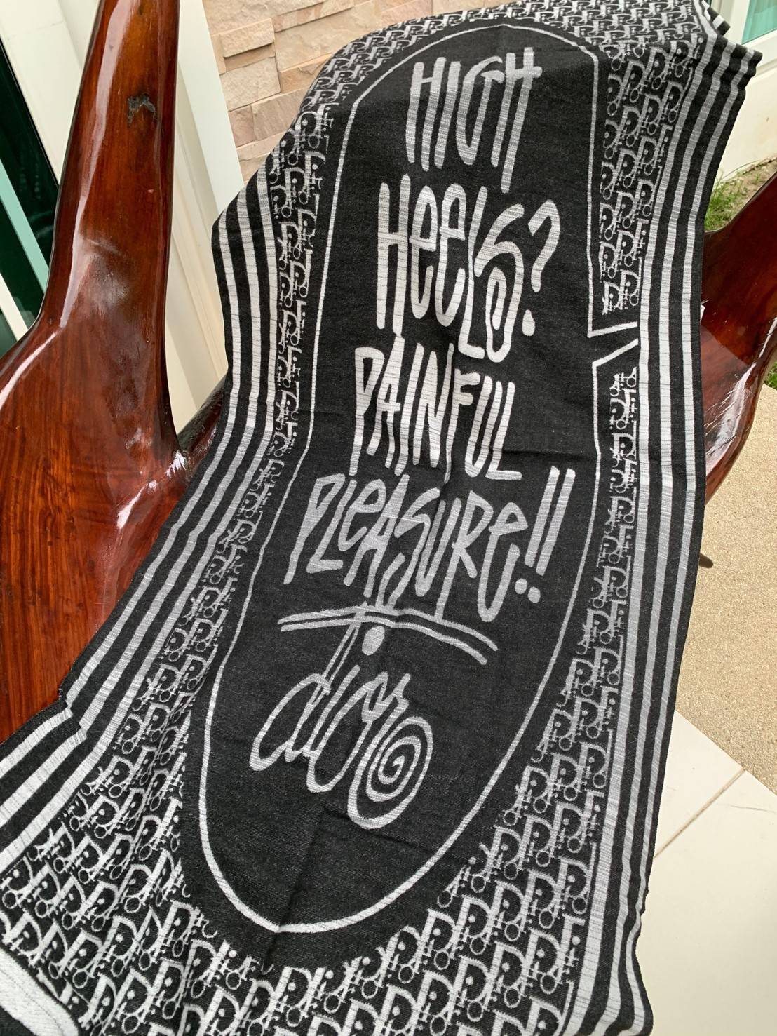 CHRISTIEN DIOR PARIS SILK SCARF สุดเอ็คเซ็คคลูทีฟกับแบรนด์ดังจากปารีส ด้วยงานพรีเมี่ยมกิ้ฟ ส่งมอบความรู้สึกดีๆให้กับคนที่คุณรัก ในรูปแบบผ้าพันคอและผ้าคลุมไหล่ผืนใหญ่ให้ความอบอุ่น ถักทอด้วยผ้าcashmere สีสันสุภาพเข้าได้กับเสื้อผ้าทุกเฉดสี มาพร้อมกล่องแบรนด์