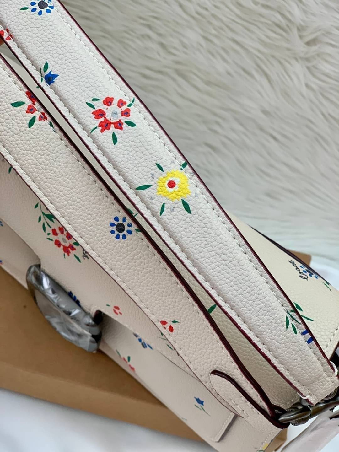 OUTLET 】รุ่นหายาก รุ่นตามหา ห้ามพลาดค่ะ! COACH TABBY FLORALPRINT ((B2081-630)) Wildflower-print Leather Shoulder Bag In White พร้อมส่งอีกครั้งค่ะ! กระเป๋าหิ้ว//สะพายไหล่//สะพายข้างได้หรือถือแบบคลัทออกงานได้เลย สุดคุ้ม! หนังแท้นิ่มอย่างดี 🌸 จุดเด่น