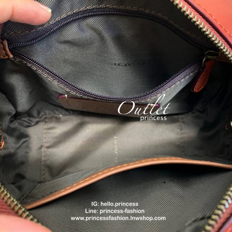 COACH CROSSBODY BOX BAG กระเป๋าสะพายข้าง crossbody วัสดุหนัง pvc. หนังนิ่ม คุณภาพดี ลาย signature brand ตัดขอบหนัง ด้านหน้า/ หลังมีช่องเเล็ก เปิดปิดกระเป๋าแบบซิป ภายในกว้าง ใส่ wallet ขนาดกลาง มือถือได้ทุกรุ่น และของใช้จุกจิกได้ พร้อมสายสะพายแบบโซ่ต่อหนัง