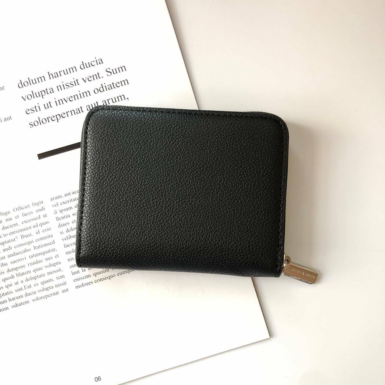 กระเป๋าสตางค์ใบสั้น CHARLES & KEITH เปิด - ปิดกระเป๋าด้วยซิปรอบ ด้านในมีช่องใส่บัตร ช่องใส่ธนบัตร ช่องใส่รูป และช่องซิปค่ะ