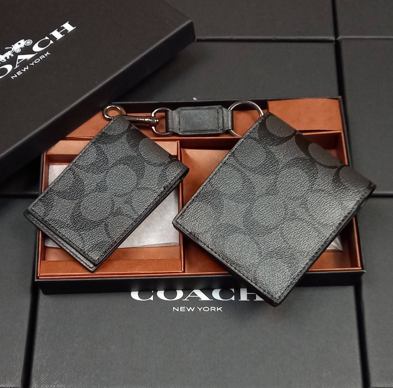 COACH COMPACT ID WALLET IN SIGNATURE WITH KEY FOB LIMITED BOX(COACH F74993)🍁กระเป๋าสตางค์ใบสั้น มาพร้อมใบลูกแบบแพ๊คคู่ +พวงกุญแจ//วัสดุหนังแคนวาสคุณเยี่ยมสลับหนังแท้ ทรงสวยคลาสสิคได้ใจใครหลายๆคนไปเรียบร้อย โดดเด่นลงตัวมาก ใส่บัตร ธนบัตร ครบมาก **เ