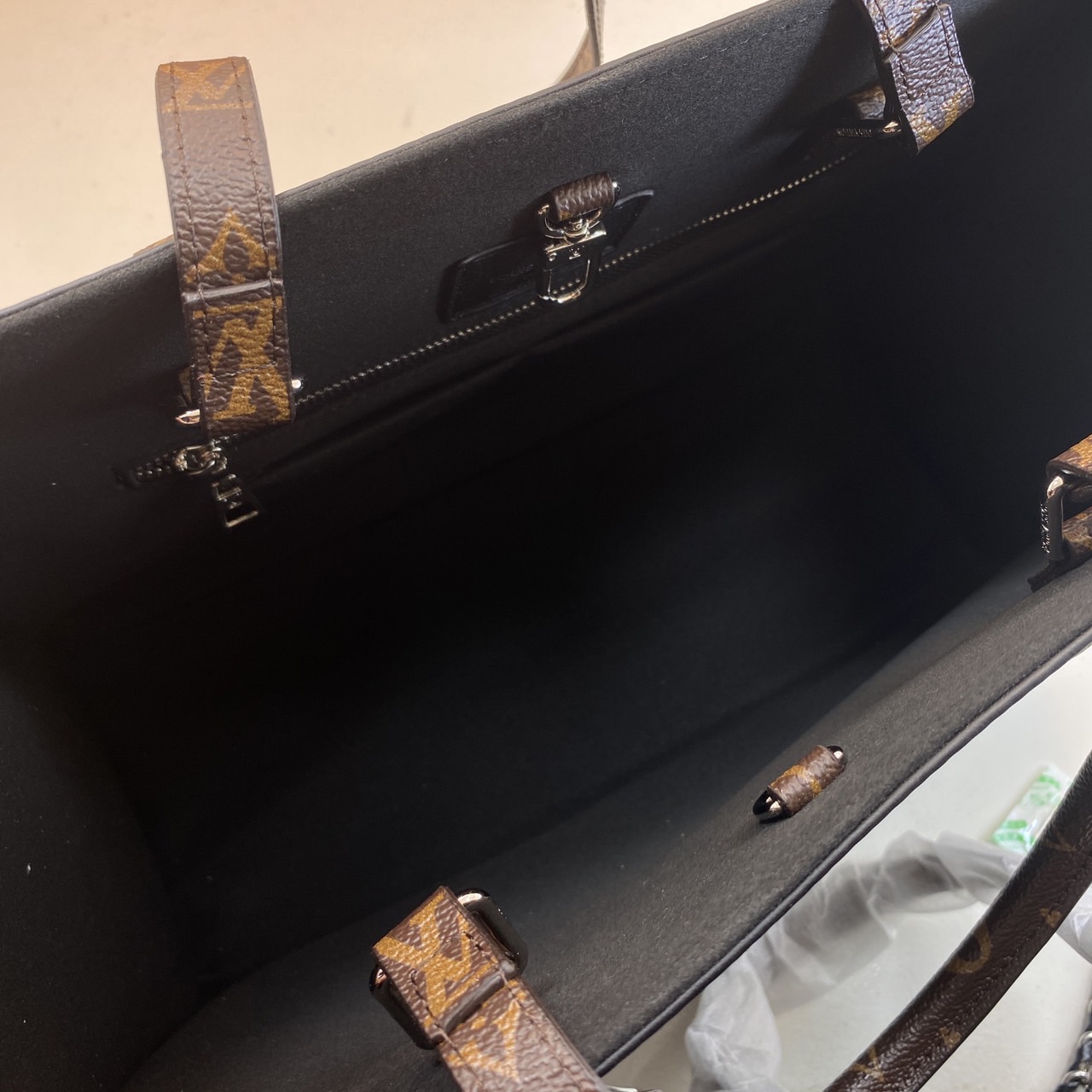 LV Onthego Tote Bag 35cm กระเป๋าทรงโท้ทใบใหญ่ งานหนังเรียบเต็มใบ สวยเรียบง่ายคลาสสิก เพิ่มความโดดเด่นที่หูจับด้วยแคนวาสลายโมโนแกรม ที่ใครเห็นต้องเป็นคลั่งรัก ยอดฮิต คลาสสิค ผู้ดี หรูหราได้ทุกลุค ทุกสไตล์