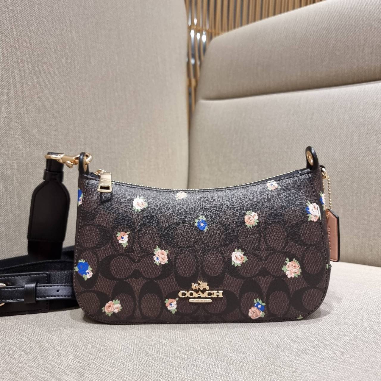 COACH C7264 C6823 C6817 JES BAGUETTE IN SIGNATURE CANVAS คอลเลคชั่นใหม่ล่าสุด พร้อมเสิร์ฟความสวยถึงบ้านเช่นเคย!! กระเป๋าสะพายทรงบาแกตต์ ดีไซน์ย้อนยุค ที่แอบแฝงความเรียบหรูดูแพงอยู่ในตัว โดดเด่นด้วยสายสะพายเส้นใหญ่ โทนสีคอนทราส ทำให้ไอเท็มนี้ดูมีลูกเล่นมาก