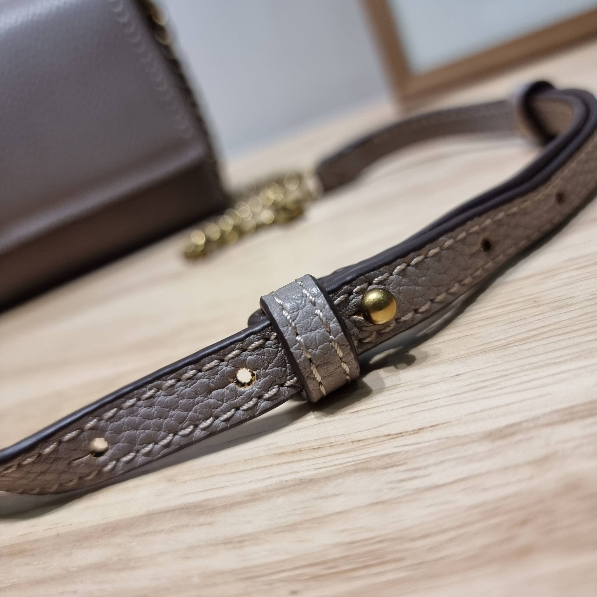 TORY BURCH LIMITED-EDITION MINI BAG รุ่นลิมิเต็ด ที่ sold out ไปแล้วหลายช็อป มีมาให้ช้อปที่นี่! กับกระเป๋าสะพายข้างทรงผู้ดี ไซส์มินิ ที่ผลิตมาในจำนวนจำกัด โดดเด่นด้วยอะไหล่ทองคลาสสิคหรูหรา และสายสะพายโซ่สลับหนัง ทำให้สะพายได้โดยไม่เจ็บไหล่