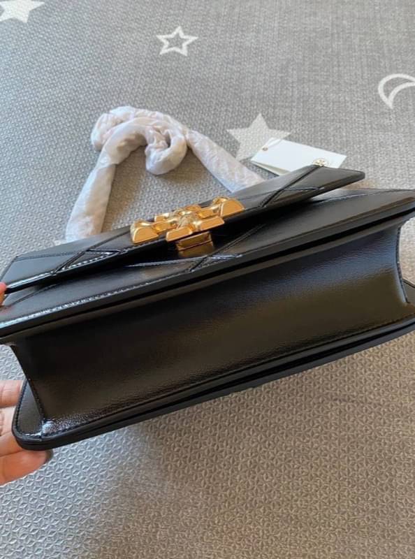 สวยจริงคุณภาพสูง ไม่จกตาค่ะ!! TORY BURCH ELEANOR QUILTED CONVERTIBLE SHOULDER BAG ((73590)) พร้อมส่งที่ไทย ใครรออยู่ห้ามพลาด จำนวนจำกัดค่ะ!! อีกรุ่นที่น่าครอบครองมากๆค่ะ😘 กระเป๋าสะพายข้างและทบสายเป็นคล้องไหล่ได้ หนังแท้ชั้นดีที่สุด ทำลายเหลี่ยมตัด