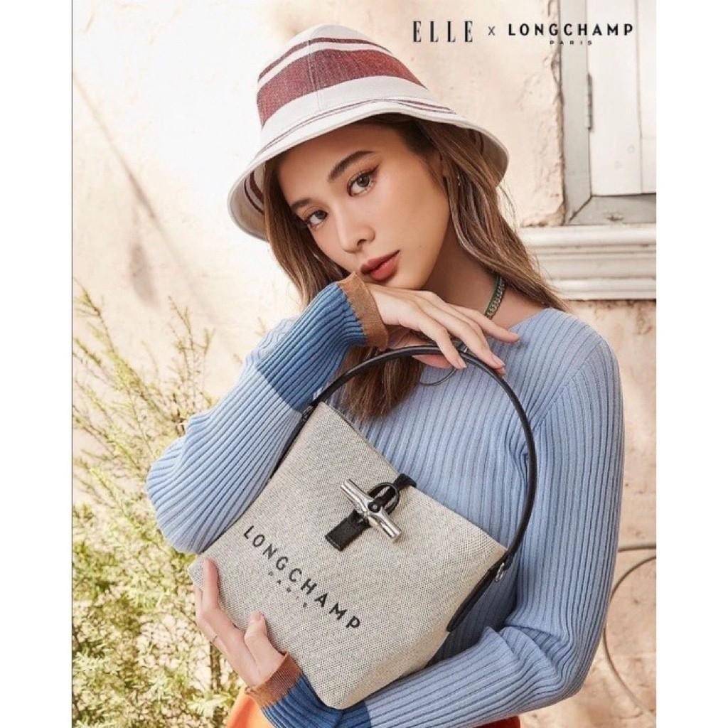 LONGCHAMP Roseau Bucket Bag กระเป๋าทรงถัง ถือหรือสะพายไหล่ได้ วัสดุผ้าฝ้าย แต่งหนังวัวลายนูน มีซับใน ด้านในกระเป๋าซิป1 กระเป๋าเล็ก1 อะไหล่เงิน มีสายยาวถอดสายได้ ปรับระดับไม่ได้ ดาราเซเลปใช้เพียบ รุ่นเดียวกับคุณแอนใช้ Hot Item!!!! ใบจริงสวยมากน้ำหนักเบา จุ