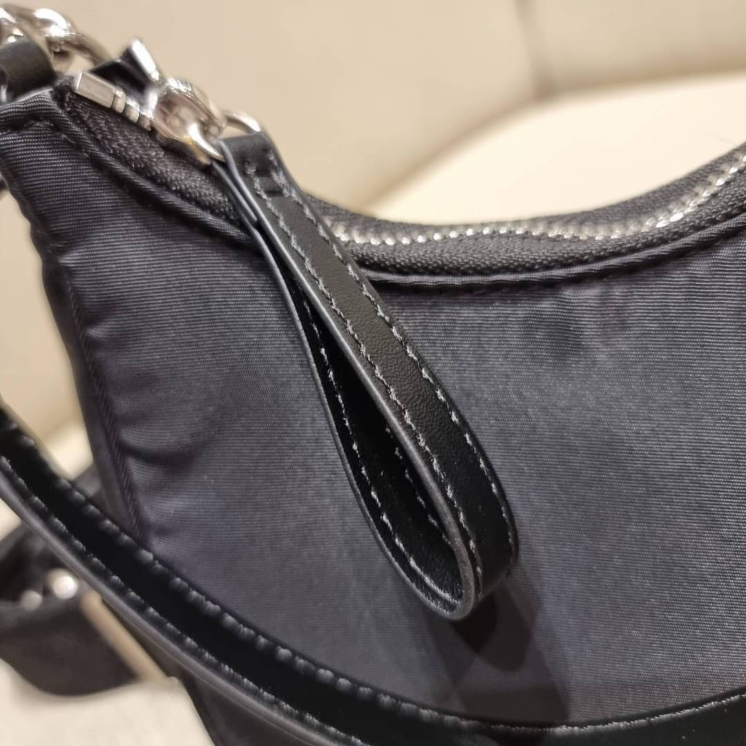 TORY BURCH MERCER NYLON SMALL SHOULDER BAG ใหม่ก่อนใคร!! กับคอลหวานๆ สดใสๆ กระเป๋าสะพายทรงโฮโบ ขนาดกะทัดรัด ฟังก์ชั่นการใช้งานจัดแบบเต็มที่ ด้วยสายสะพายถึง 3 เส้น สายโซ่คล้องแขน สายหนังแบบสั้นคล้องไหล่ และสายสปอร์ตเส้นใหญ่ ดูดี!! คุ่มแค่ไหนคิดดู!! วัสดุผ้