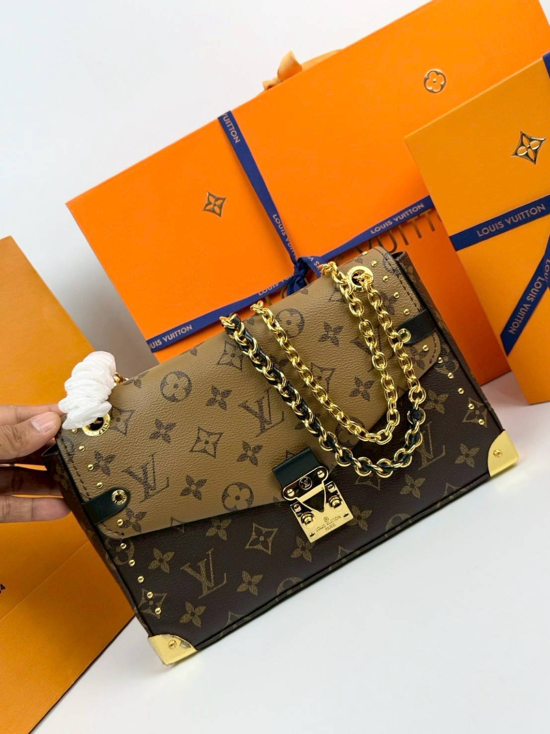 ORI หนังแท้ | LV Trunkie bag กระเป๋าสะพายรุ่นใหม่ ดีไซน์ร่วมสมัยโดดเด่นด้วยมุมโลหะ เฉลิมฉลองเอกลักษณ์ที่สืบทอดมาอย่างยาวนาน ผสานฟังก์ชันการใช้งานเข้ากับความหรูหรา