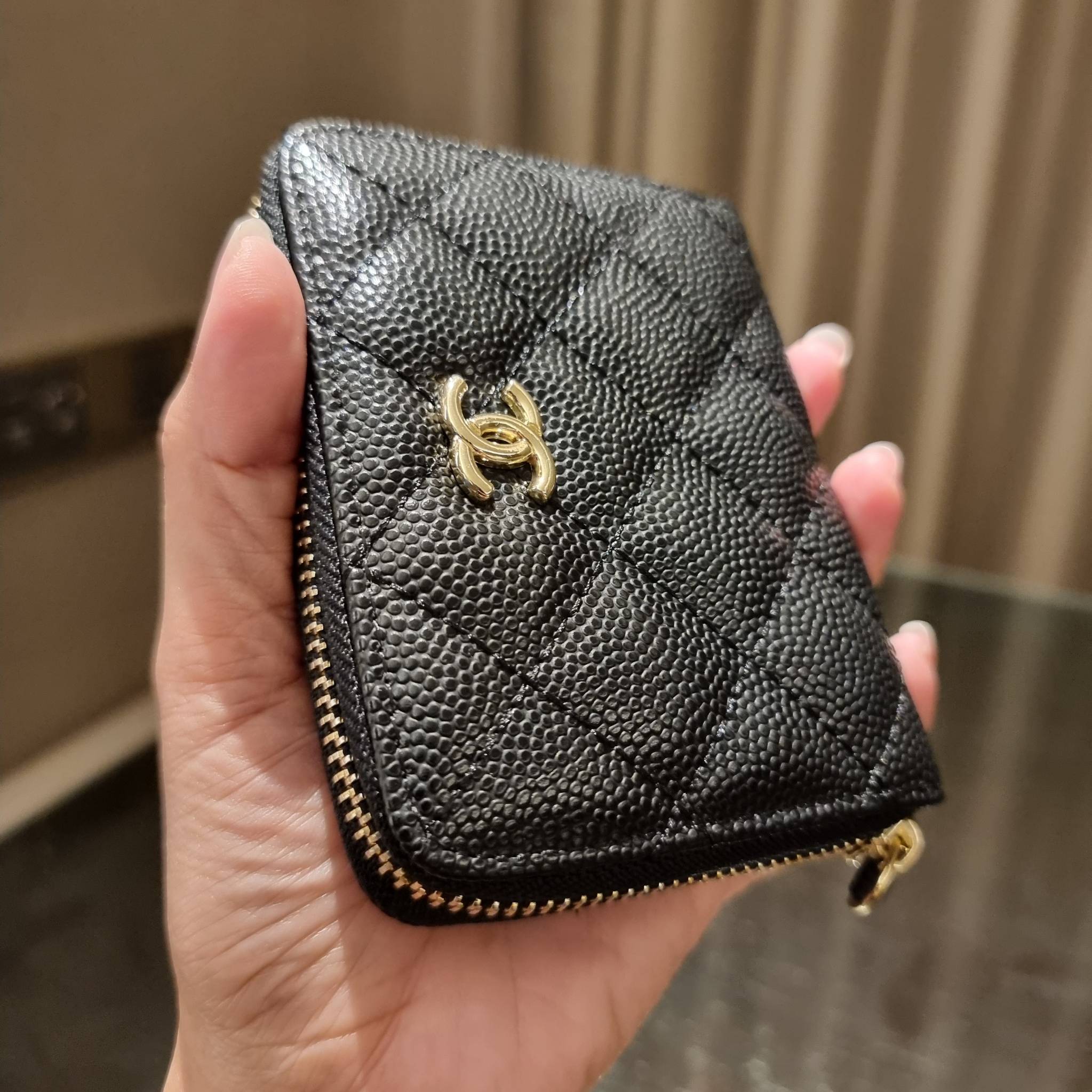 กระเป๋าสตางค์ใบสั้นรุ่นซิปรอบ จาก Chanel เรียบหรู ดูไฮน์ วัสดุหนังสังเคราะห์ลายคาร์เวีย ด้านในเป็นหนังซาฟเฟียโน่ เปิด-ปิดด้วยซิป รูดใช้งานง่าย ภายในกระเป๋ามีช่องใส่บัตร ใส่ธนบัตรได้ (แบบพับ) ดีไซน์เรียบหรูตามสไตล์ ใช้แล้วเฮง ใช้แล้วรวย จัดเลยจ้าา 🥰