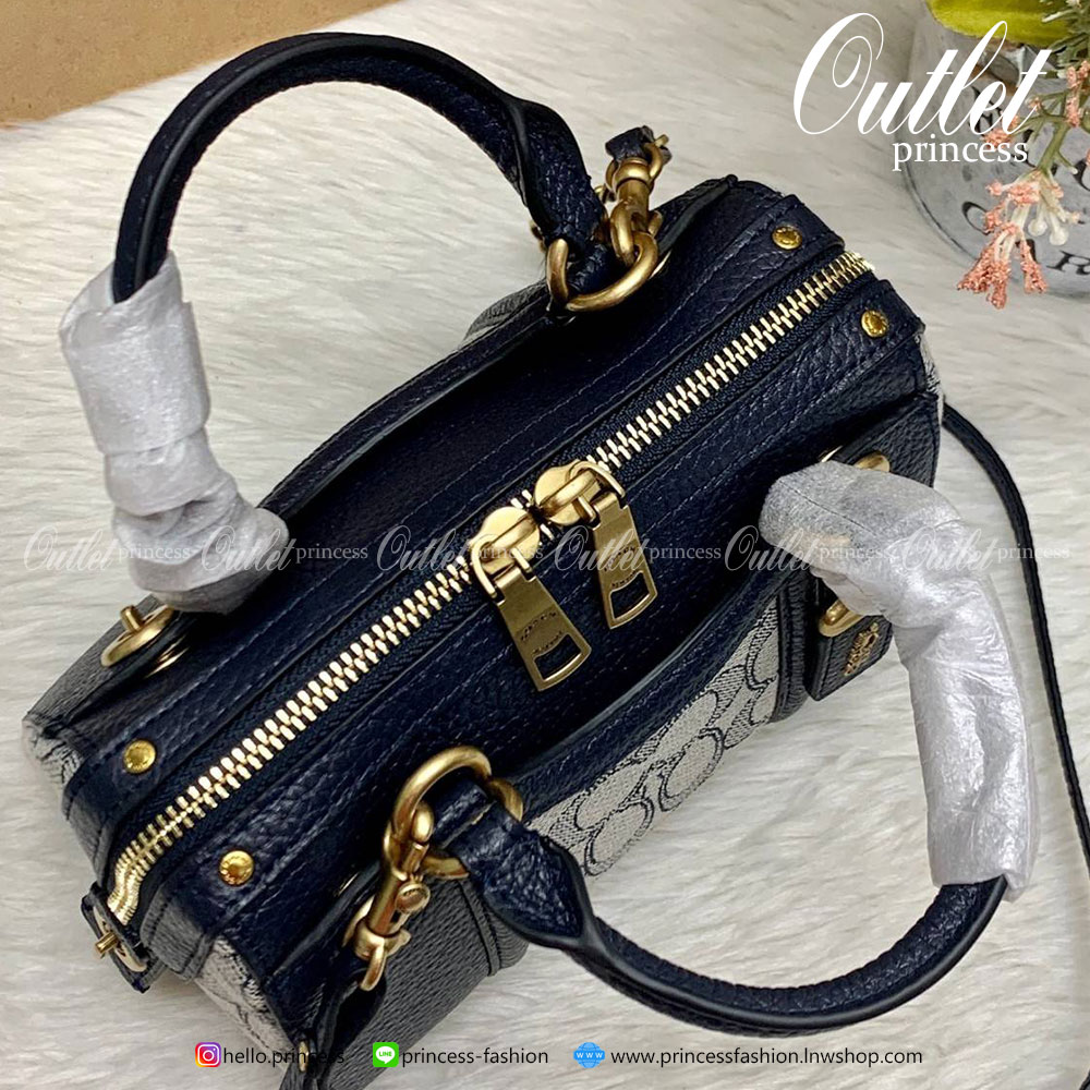 COACH LARK BAG 19 IN SIGNATURE JACQUARD ((4619)) พร้อมส่งที่ไทย สวยก่อนใครแน่นอนค่ะ😘 กระเป๋าสะพายข้าง//ครอสบอดี้ร์ วัสดุหนังแท้+Jacqurd ได้ลงตัวสวยงามมากๆค่ะ มีช่องใส่ของจุกจิกทั้งด้านหน้าและหลัง ;เปิดปิดกระเป๋าแบบซิปคู่ ภายในสามารถใส่กระเป๋าเงินใ