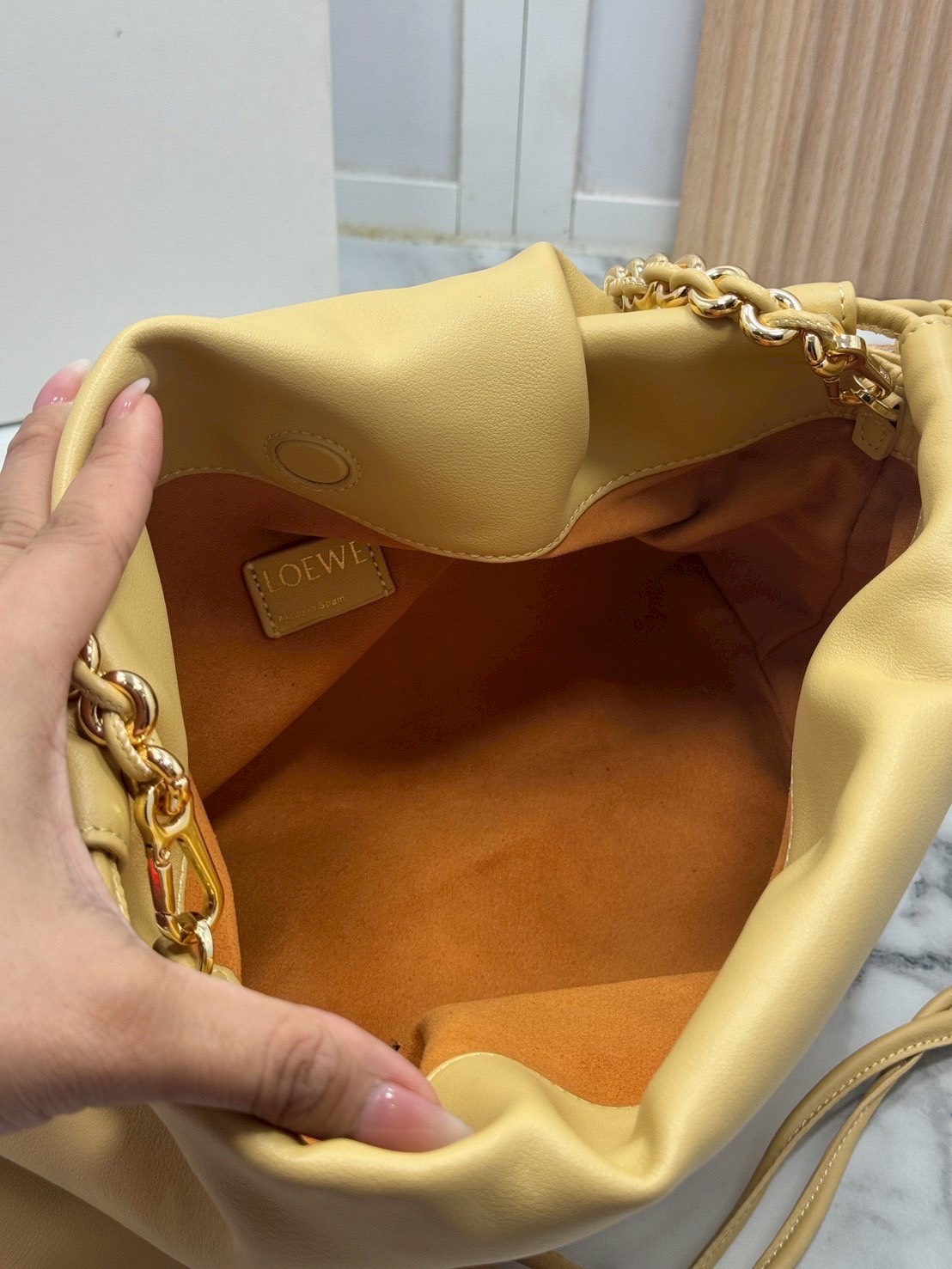 ORI หนังแท้ | Medium Loewe Flamenco purse in mellow nappa leather 30cm กระเป๋าสะพายทรงคลัช เรียบหรูดูแพง เรียบง่ายใช้งานสะดวก หนังแนปป้าให้สัมผัสนุ่มสบายผิว มาพร้อมสายสะพายร้อยห่วงหรูหรา