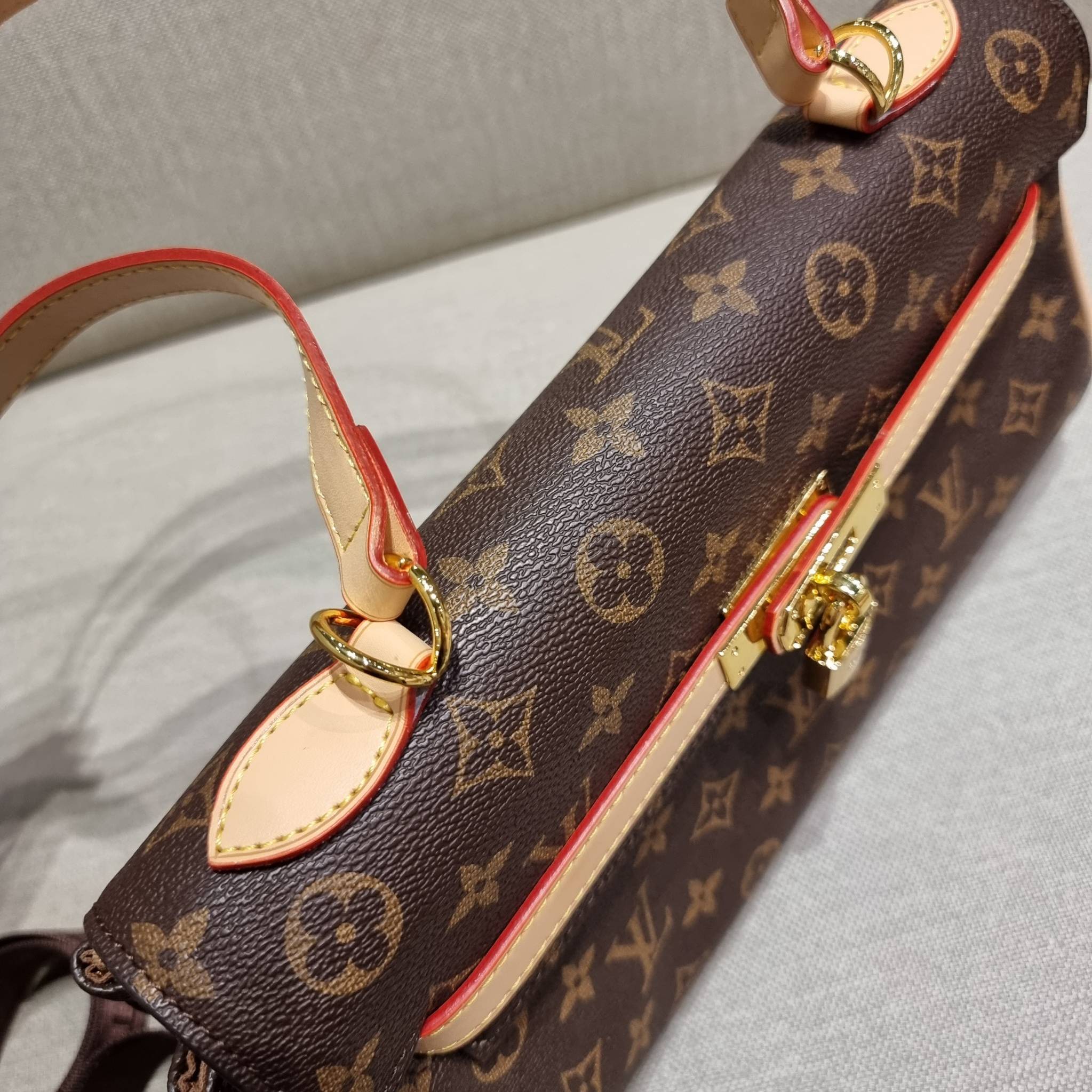 LV MONOGRAM SHOULDER BAG กระเป๋าสะพายทรงสวย ใบใหญ่กำลังดี รับรองว่าจุจริง ดีไซน์สายคาดตกแต่ง และปรับทรงได้ เพิ่มดีเทลให้กระเป๋าดูมีลูกเล่นขึ้น วัสดุหนังแคนวาส มาพร้อมหูจับในตัว และยังมีสายครอสสปอร์ตให้อีกเส้น เปิด-ปิดด้วยอะไหล่บิดล็อค ภายในโล่งกว้างมาก ใส