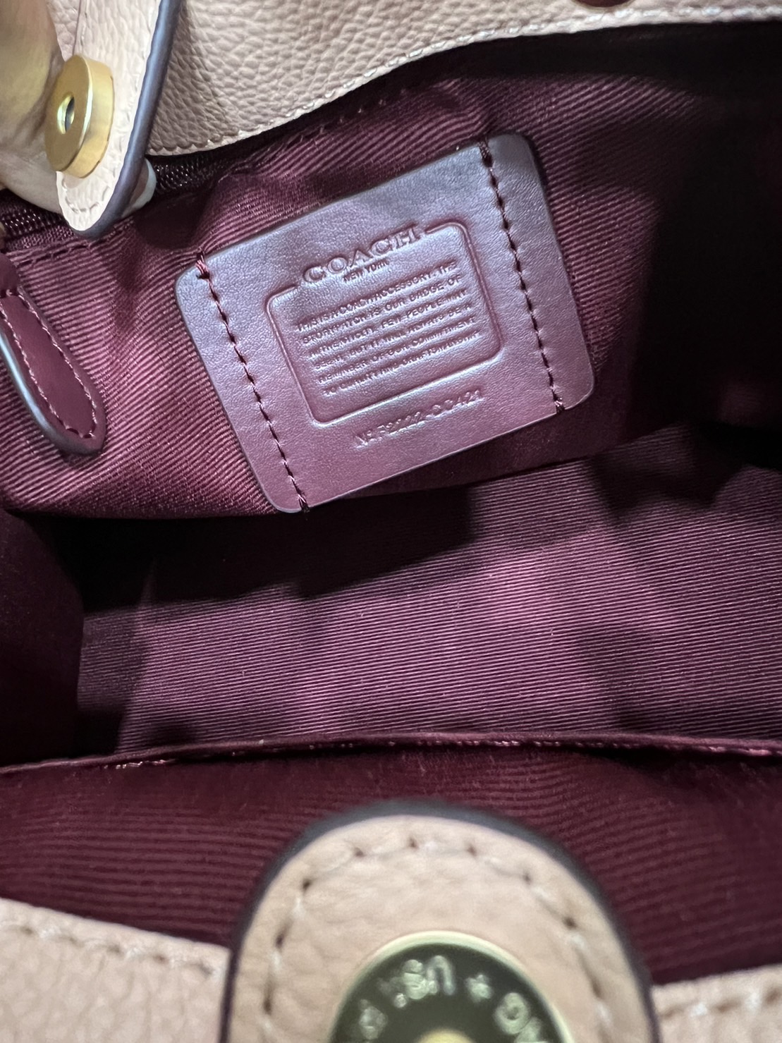 Coach Dempsey Tote 22 With Creature Patches CC421 คอลเลคชั่นใหม่ กระเป๋าทรงโท้ท ขนาดน่ารักน่าใช้มากๆ ดีไซน์น้องหมีจิ้มลิ้มดึงดูดสายตามากๆ ฟังก์ชั่นการใช้งานสะดวก มีทั้งสายคล้องในตัว และสายครอสบอดี้ ภายในกระเป๋าเป็นช่องโล่ง ใส่ของสำคัญได้ครบครันไม่ต้องห่วง