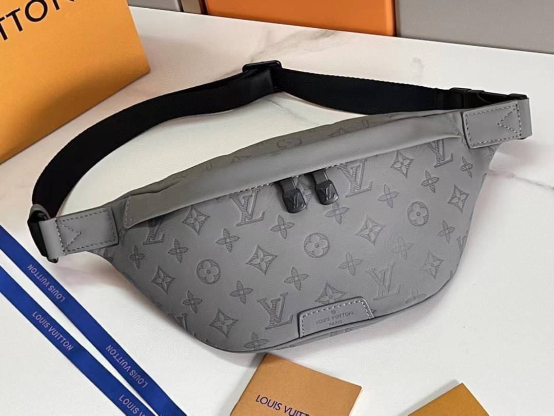 LV Discovery Bumbag Gray Monogram Shadow Kalbsleder / LV Belt Bag เกรดใช้งานสลับใบจริงได้ เทพออริจินอล เนื้องานสวยงาม หนังแท้ ใช้ได้ทั้งชายหญิง ภาพสินค้าถ่ายจากงานขายจริงใช้งานต่างประเทศได้