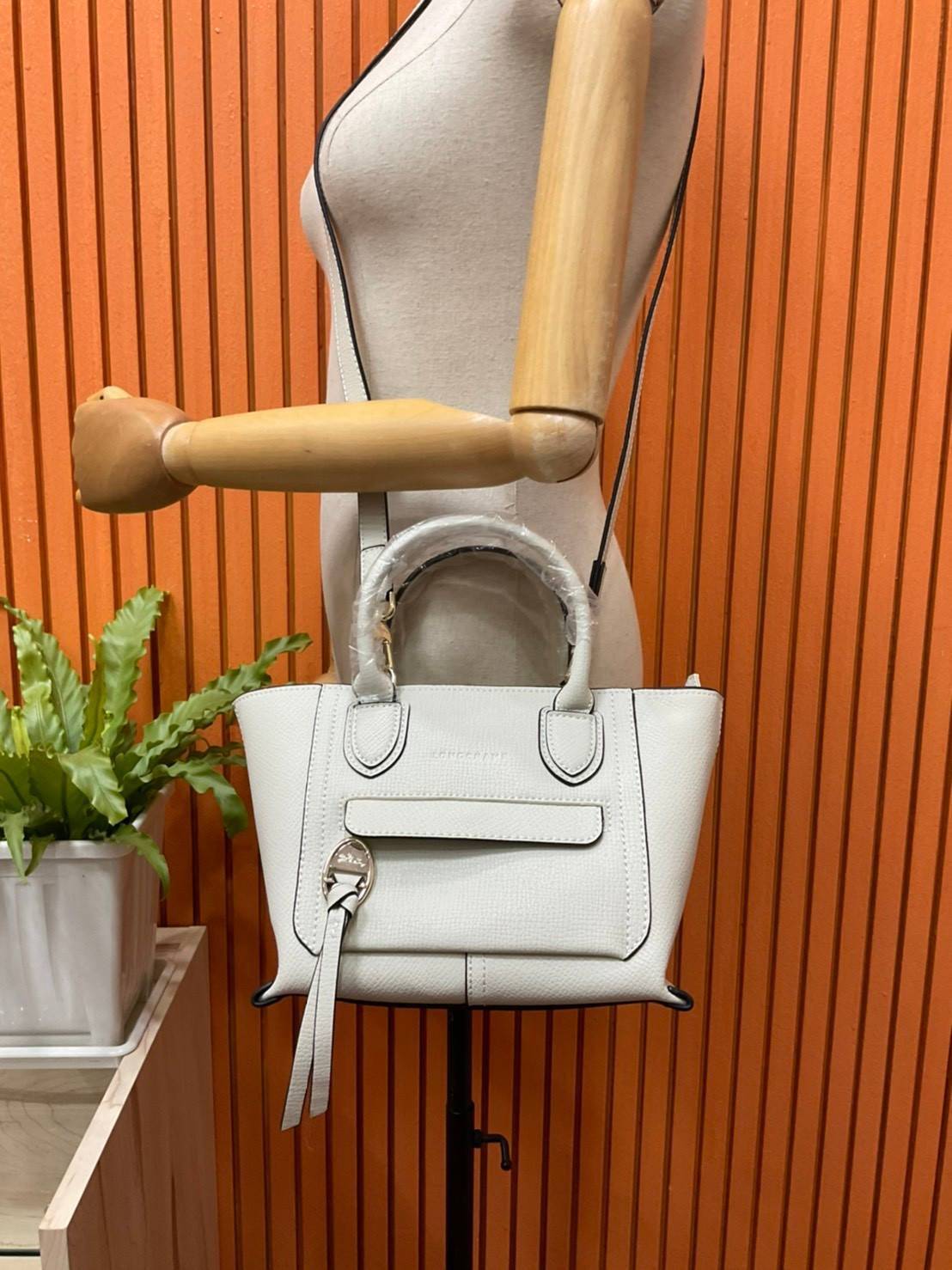 ของแท้ 💯% LONGCHAMP MINI MAILBOX TOP HANDLE BAG กระเป๋าถือ/Crossbody รุ่นหายาก!! รุ่นใหม่ล่าสุด ดีไซน์ด้วยเส้นด้ายที่ดูโฉบเฉี่ยว และ รูปทรงสี่เหลี่ยมคางหมู ทรงสวยโดดเด่น เป็นเอกลักษณ์ของผู้หญิง Longchamp วัสดุ Polyamide & Leather หนังแท้