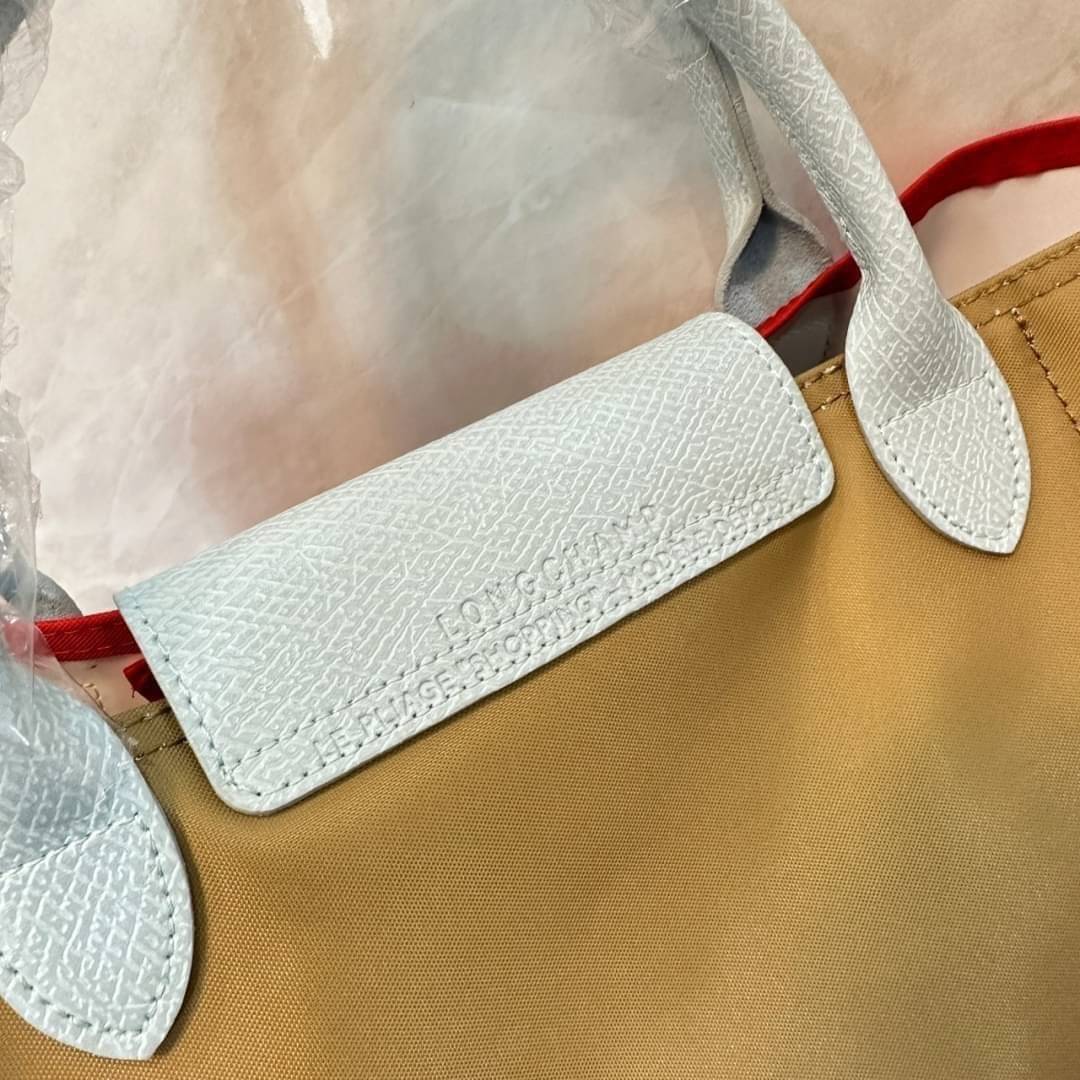 LONGCHAMP LE PLIAGE RE-PLAY TOP HANDLE BAG สินค้ารุ่นลิมิเต็ด collection สุดปัง ซื้อใบเดียวเหมือนได้2 ใบ กระเป๋าสะพายแนวตั้งที่กว้างขวาง มีเอกลักษณ์เฉพาะตัวแต่มีดีไซน์ที่น่าดึงดูด