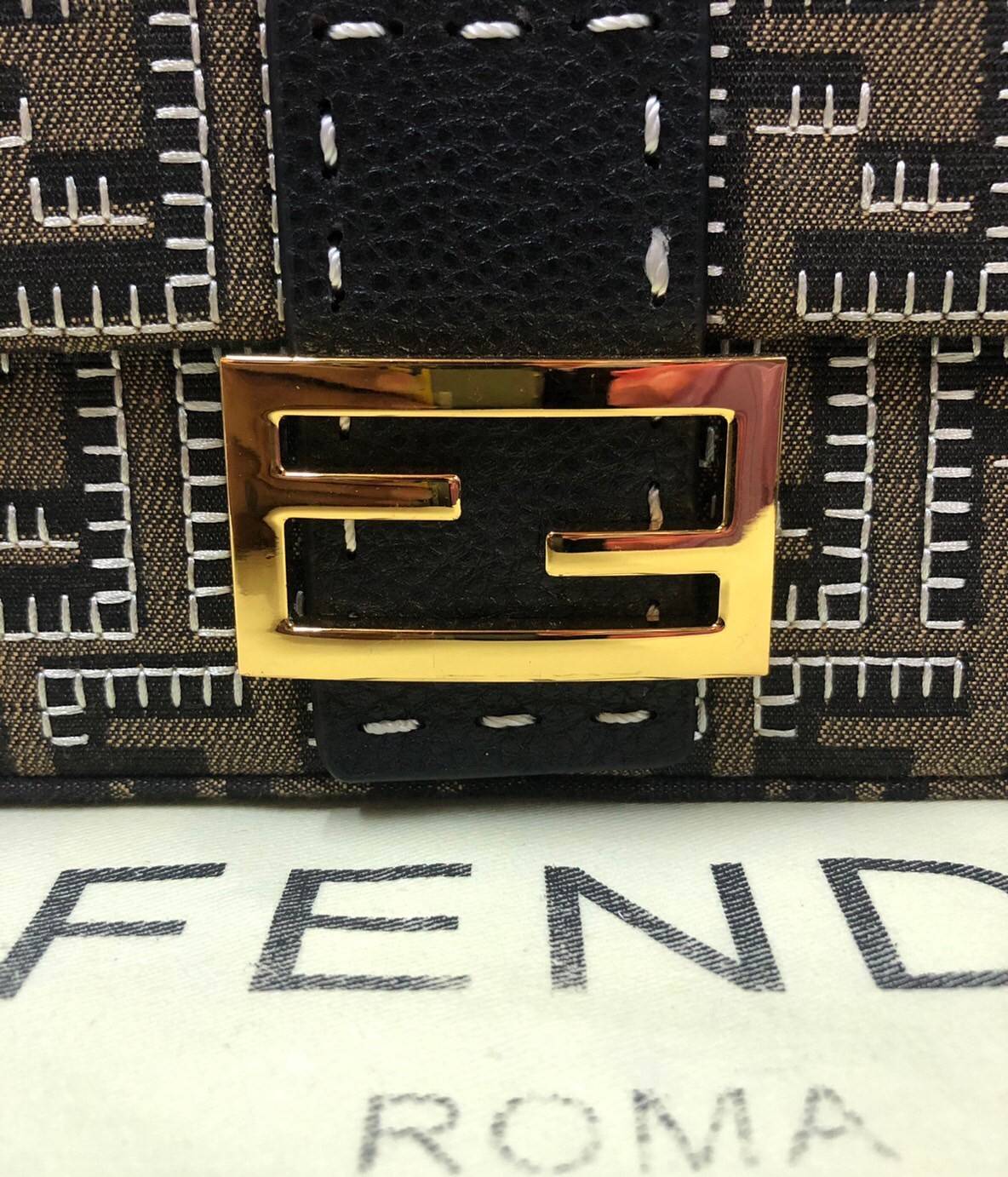 หนังแท้ Fendi Embroidered FF fabric bag กระเป๋าบาแกตต์ขนาดกลางอันเป็นเอกลักษณ์ ผลิตจากผ้าแจ็คการ์ดพร้อมลวดลาย FF สีน้ำตาลอันเป็นเอกลักษณ์ ตกแต่งด้วยงานปักสีตัดกัน ตกแต่งด้วยตัวล็อค FF โดดเด่นด้วยฝาปิดด้านหน้า ตัวล็อคแบบแม่เหล็ก ขอบหนัง