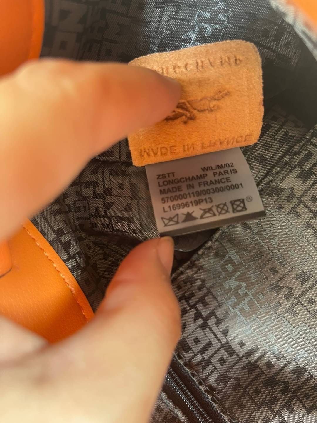 Longchamp Le Pliage Cuir Xs Leather Backpack แบรนด์ติดเทรนด์ตลอดไม่เคยเปลี่ยนกับ ทรง Le Pliage Cuir หนึ่งในตระกูลกระเป๋าสุดไอคอนิกจากแบรนด์ เมื่อรุ่น Le Pliage Cuir ในรูปแบบของหนังแกะ Metis ได้ถือกำเนิดขึ้นในปี 2012 เป้ที่มีการจัดการปรับดีไซน์ให้มีขนาดกำล